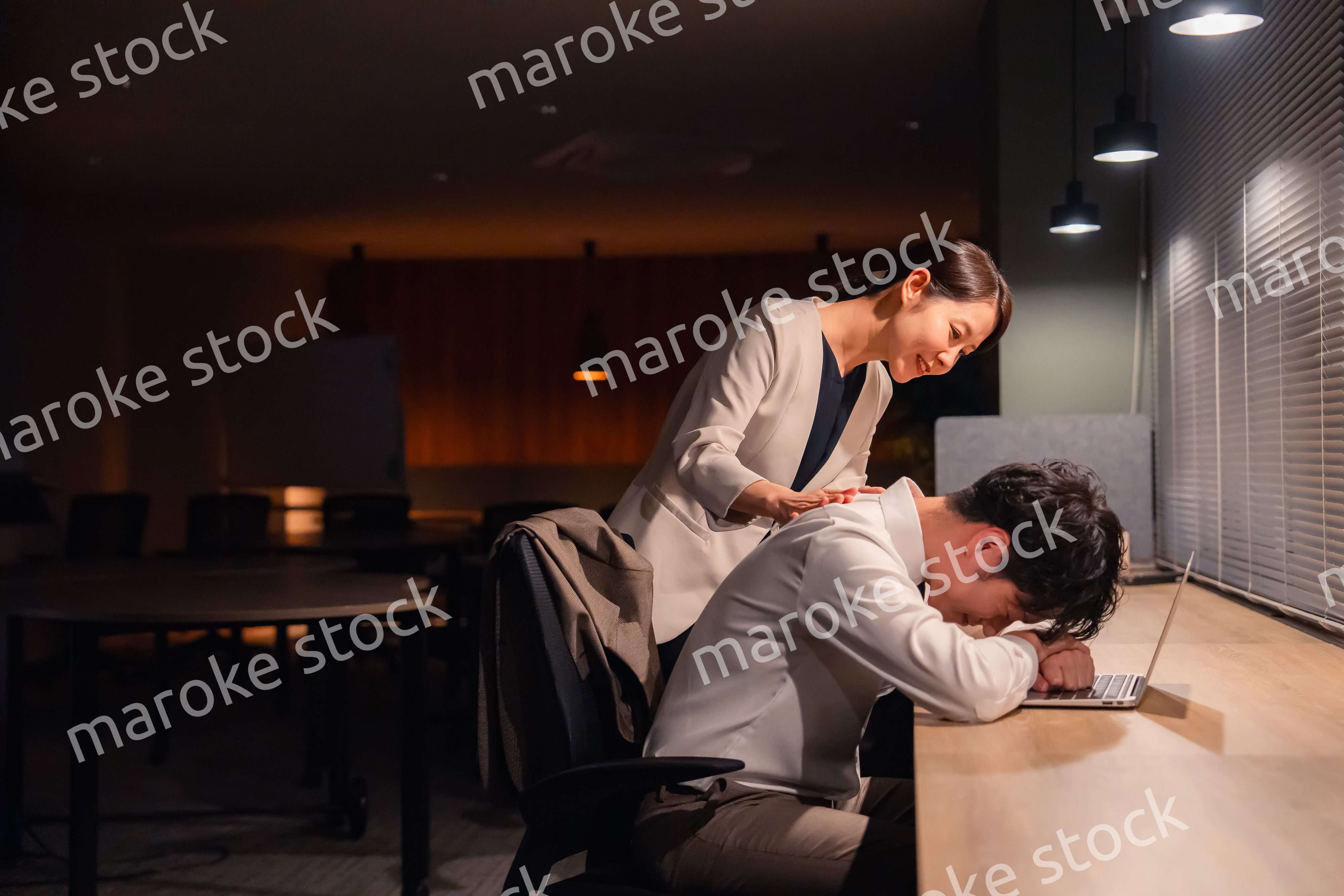 夜遅くまで働く男性とそれを労う女性上司