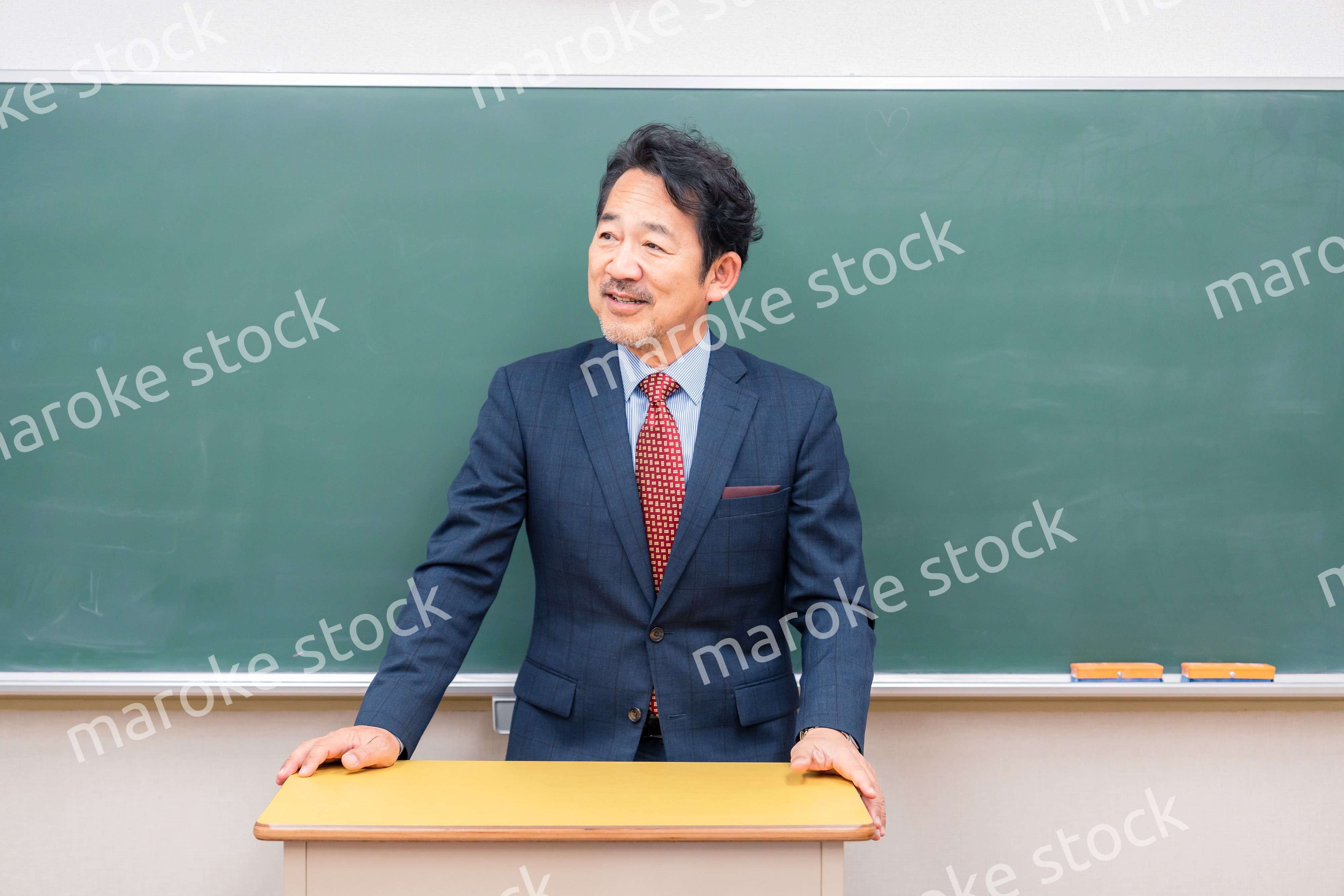 優しそうな雰囲気の男性教師