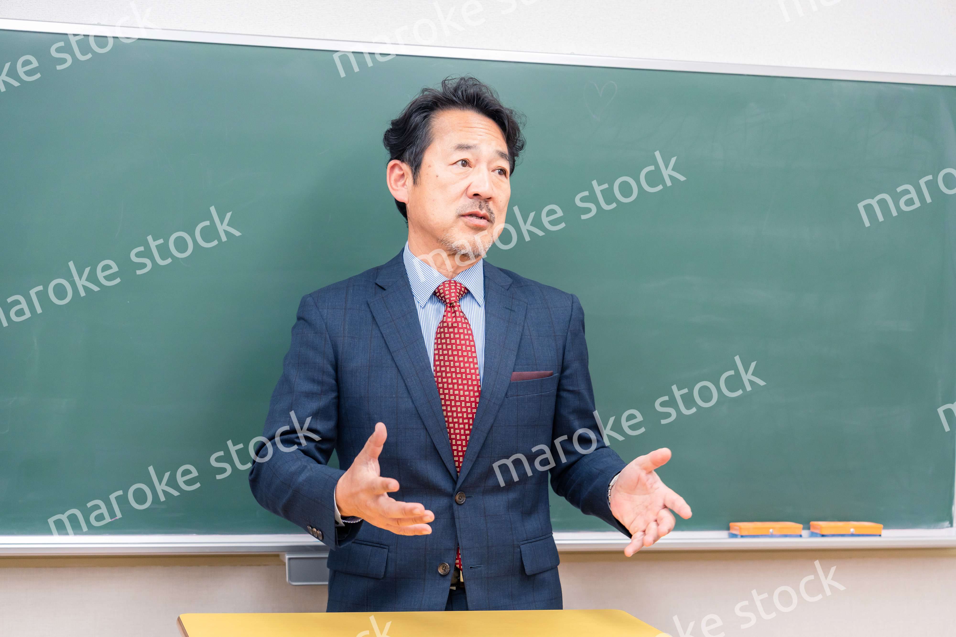 優しそうな雰囲気の男性教師