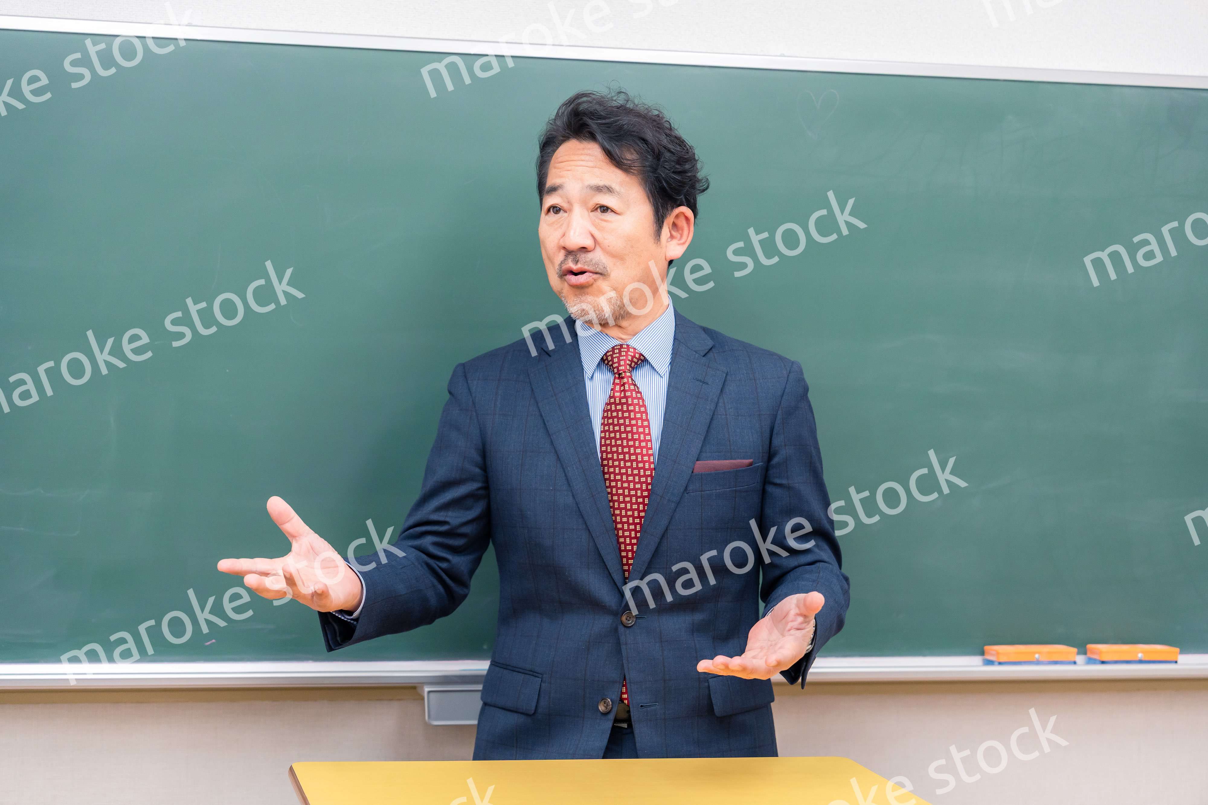 優しそうな雰囲気の男性教師