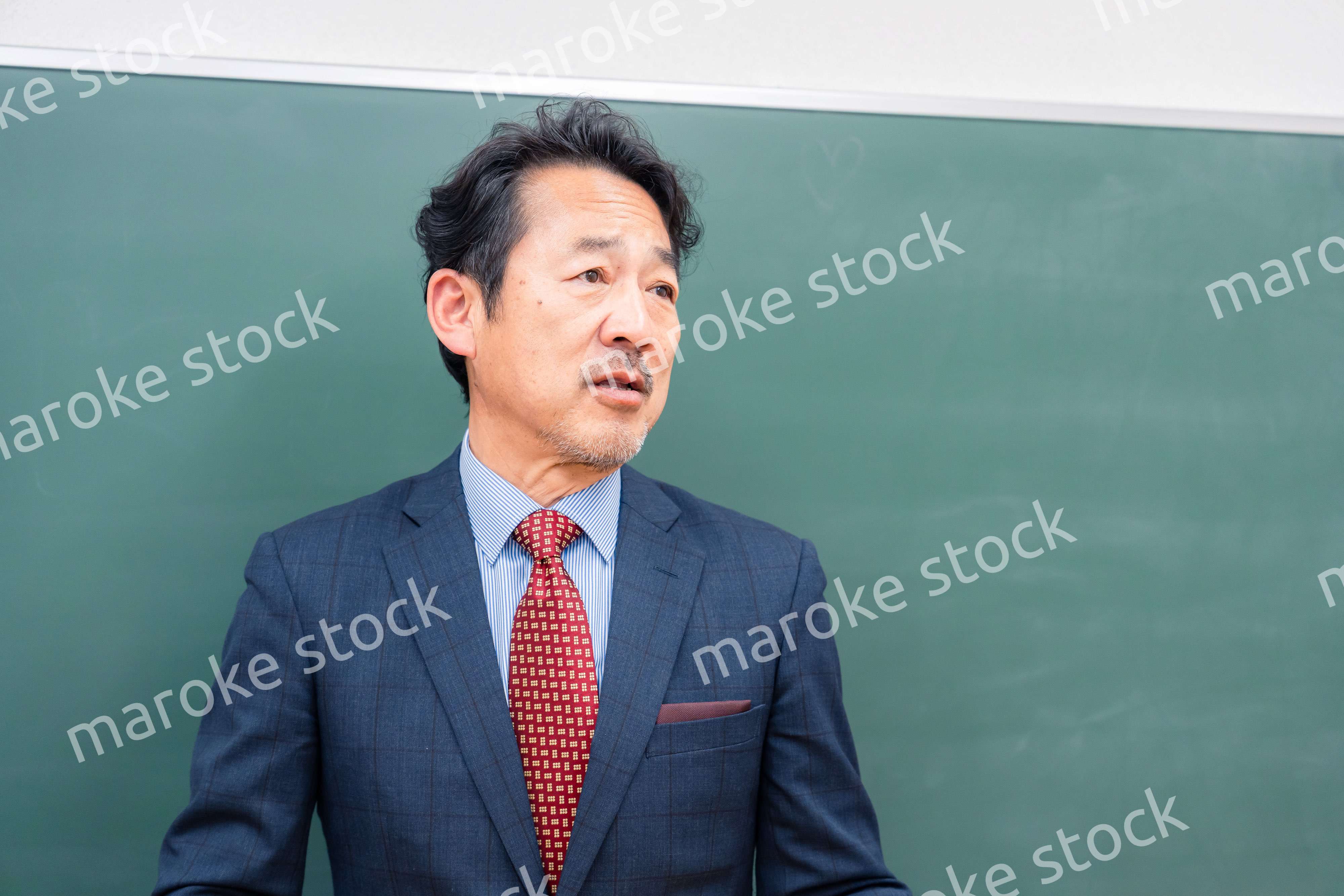 優しそうな雰囲気の男性教師