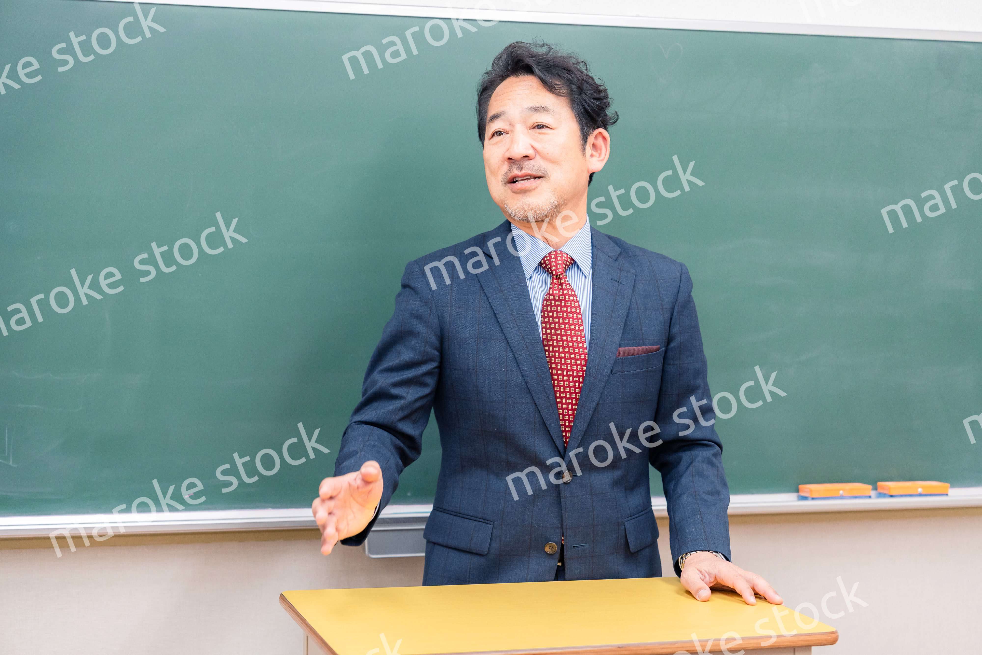 優しそうな雰囲気の男性教師