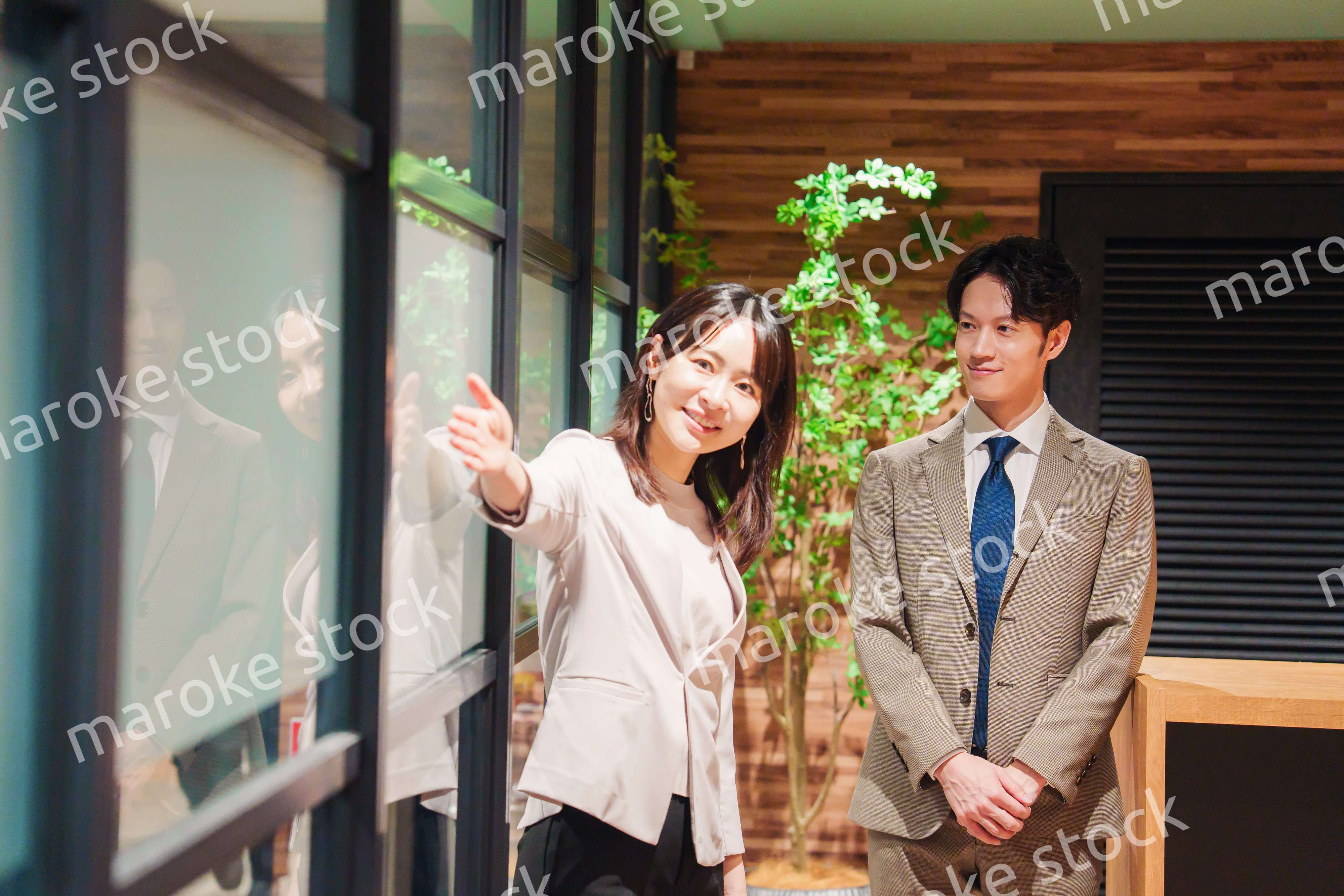 オフィスにお客様を通す女性の秘書