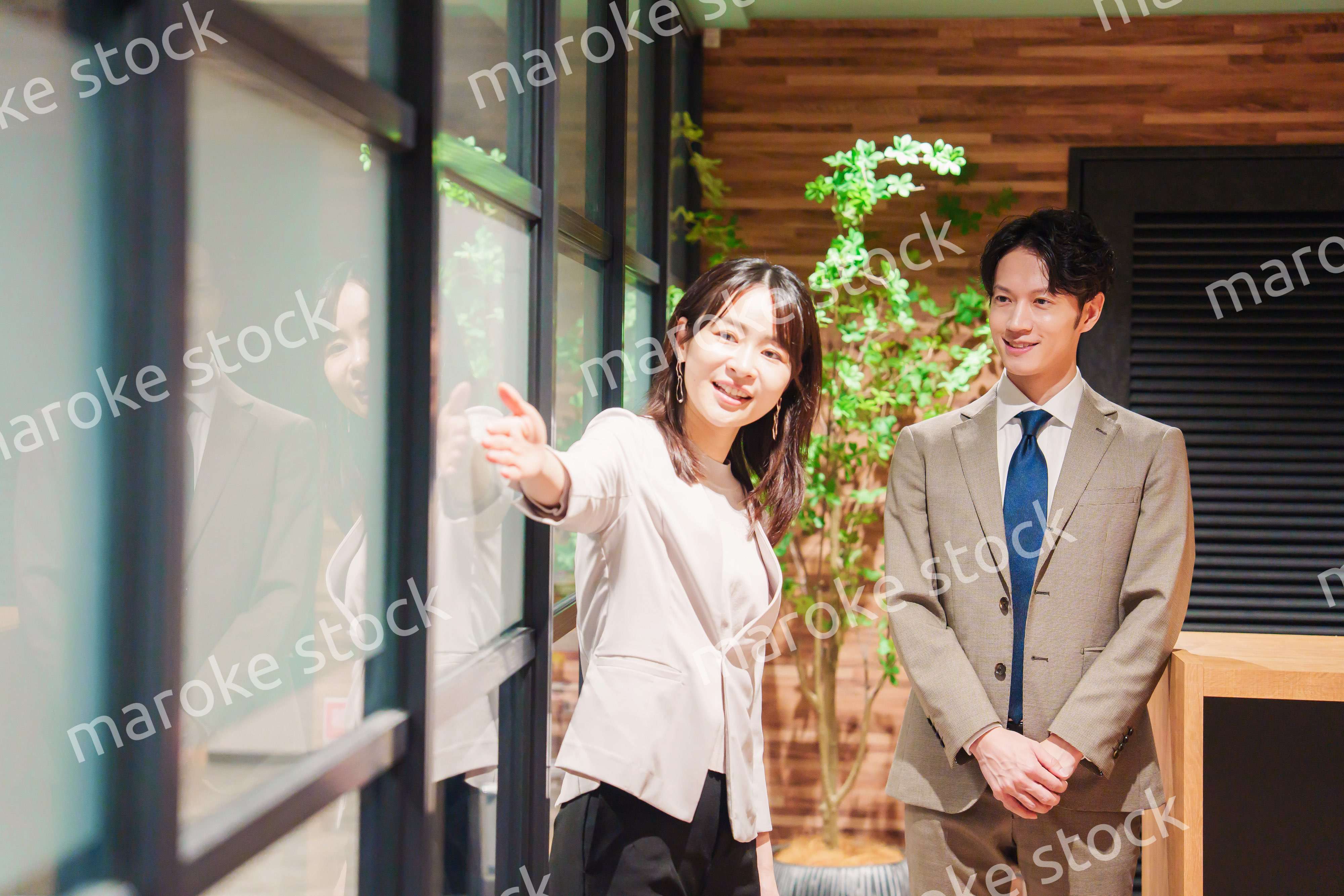 オフィスにお客様を通す女性の秘書