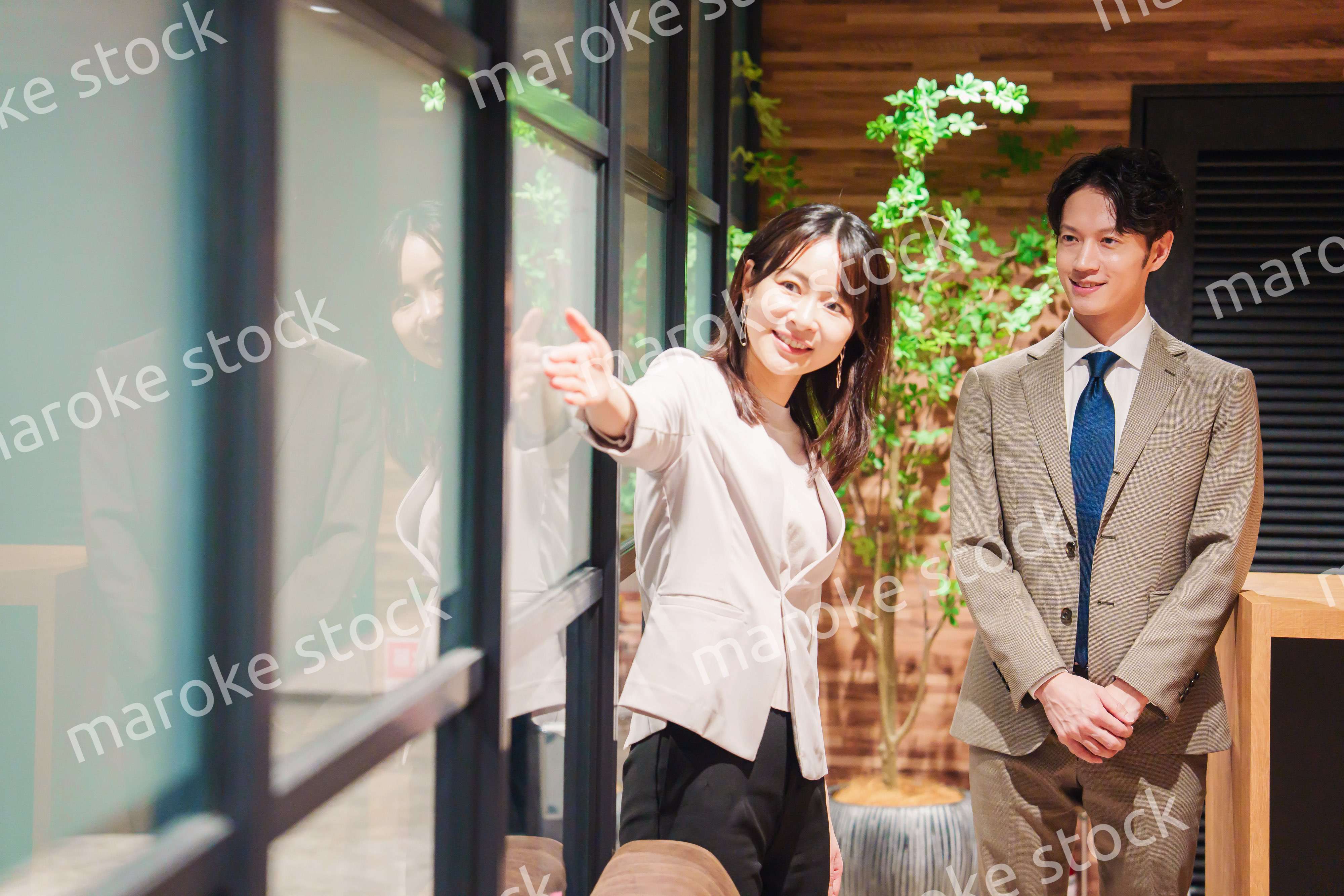 オフィスにお客様を通す女性の秘書