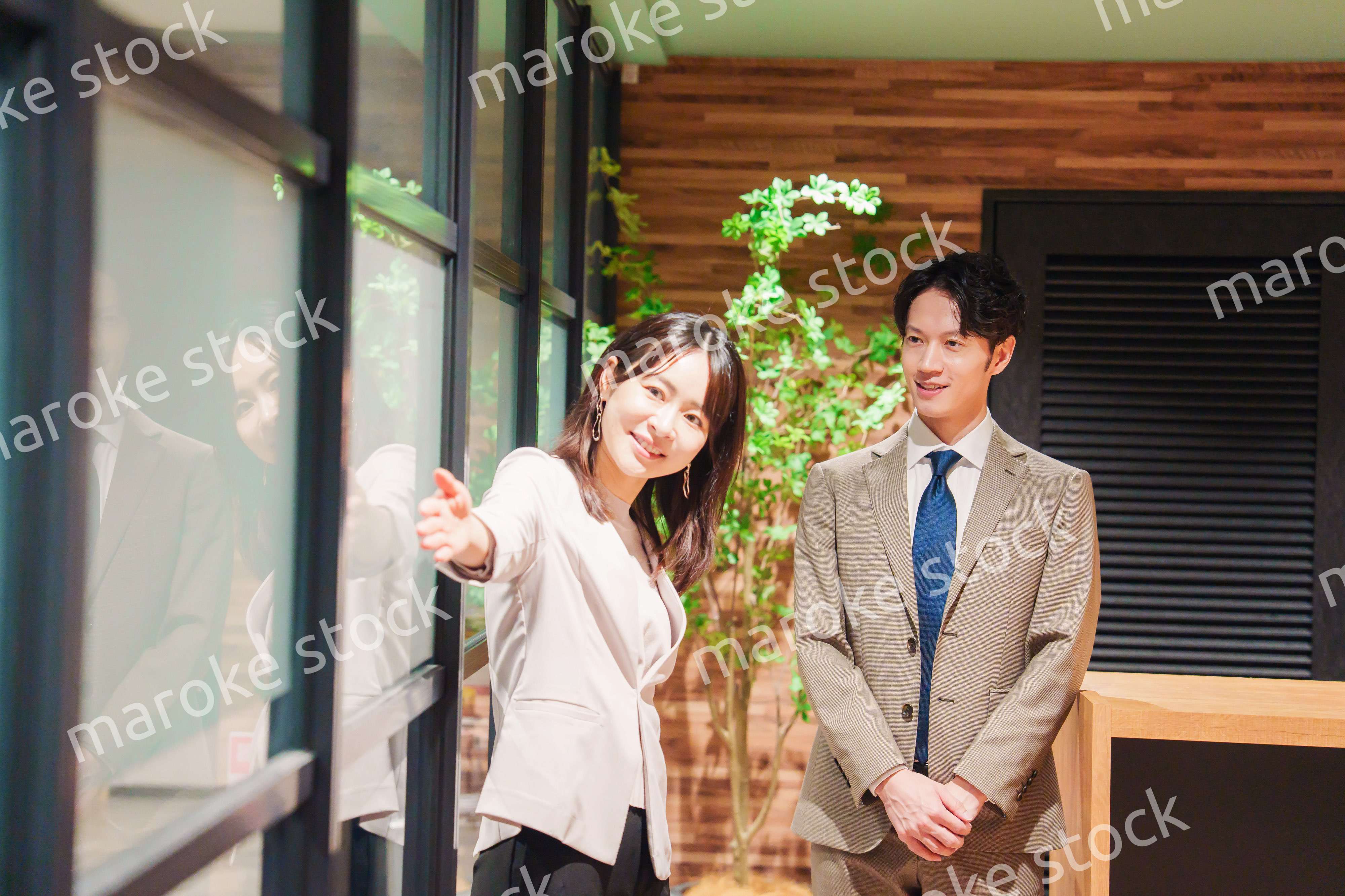 オフィスにお客様を通す女性の秘書