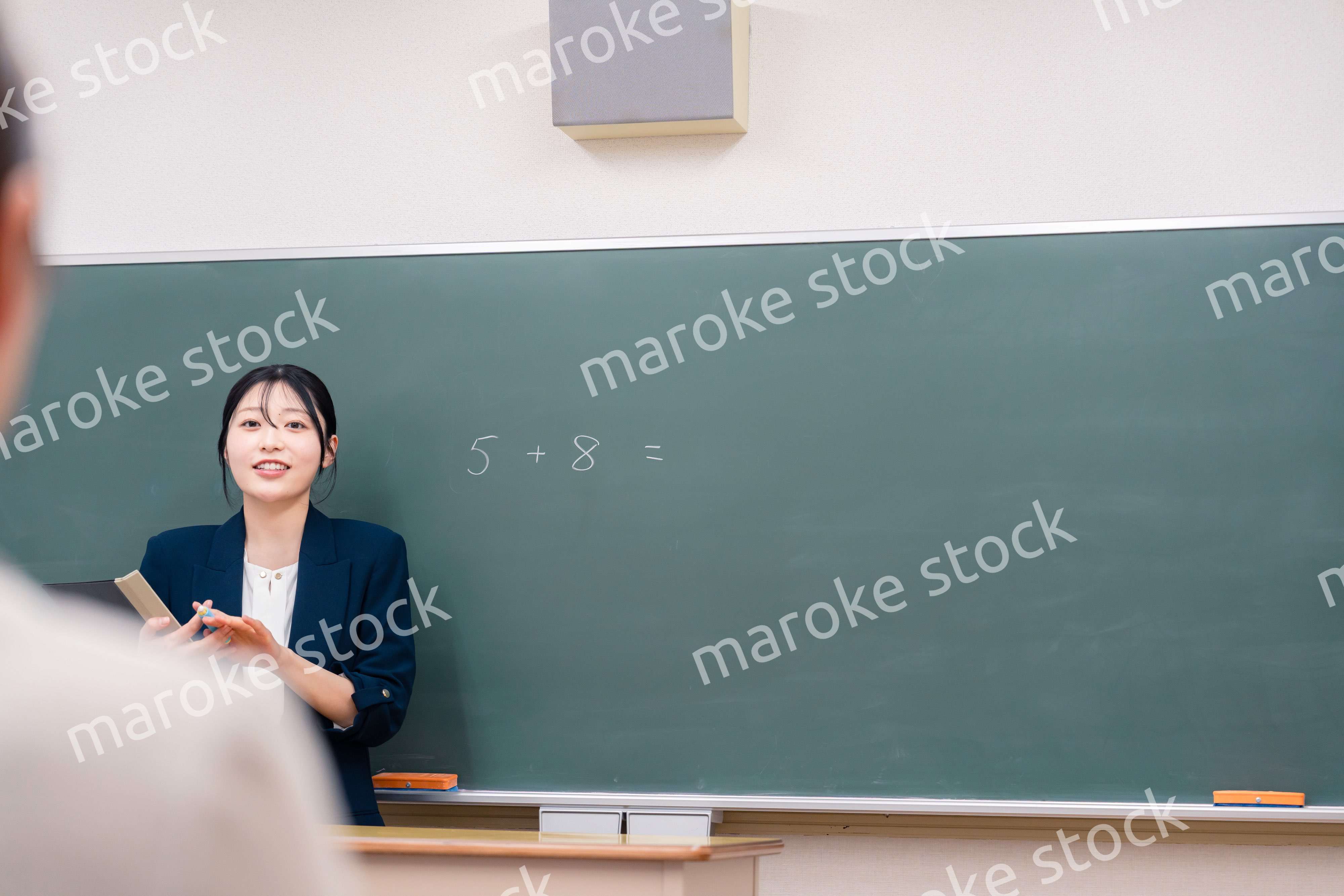 教室で授業をする女性の教師