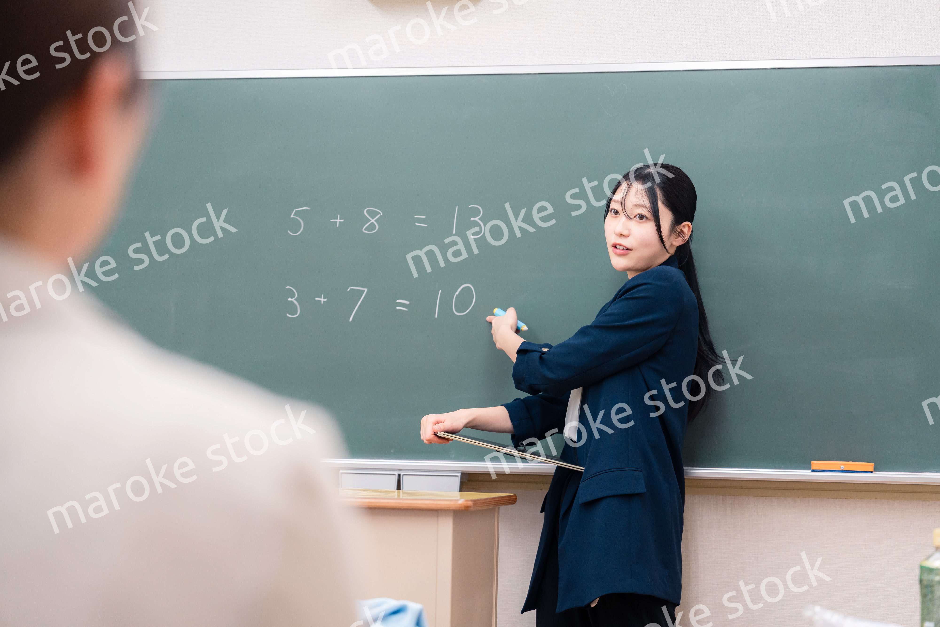 教室で授業をする女性の教師