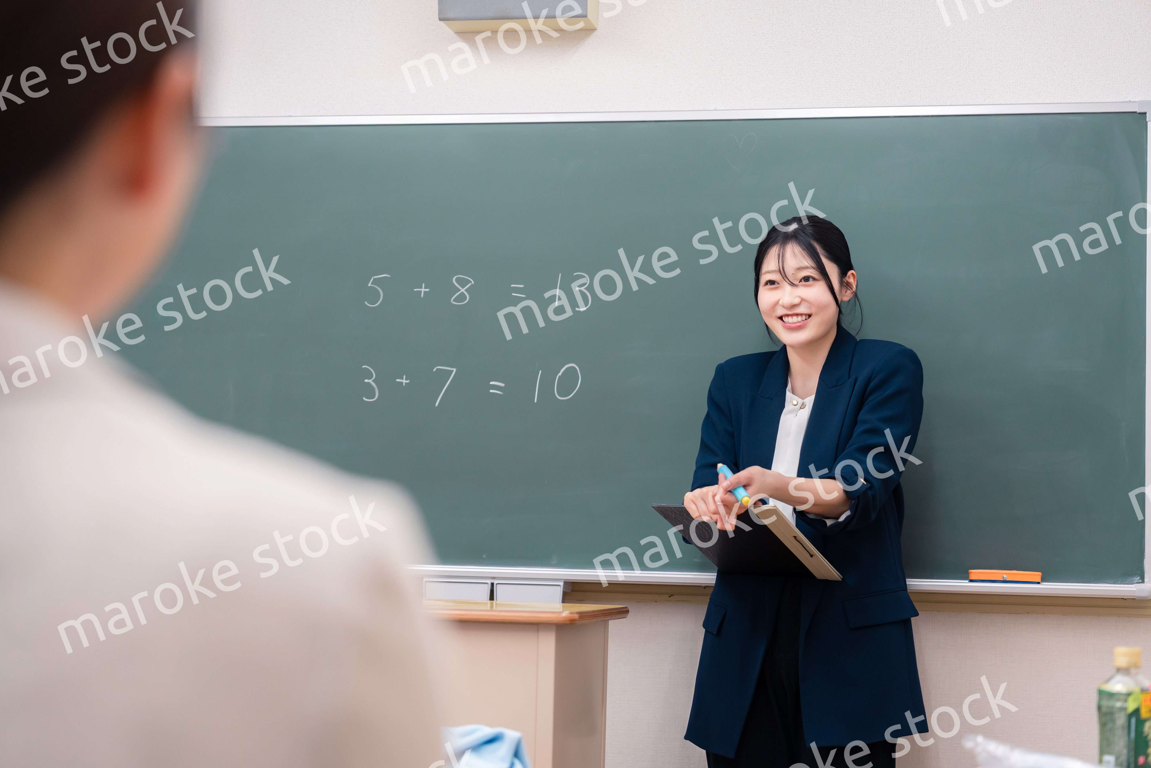 教室で授業をする女性の教師