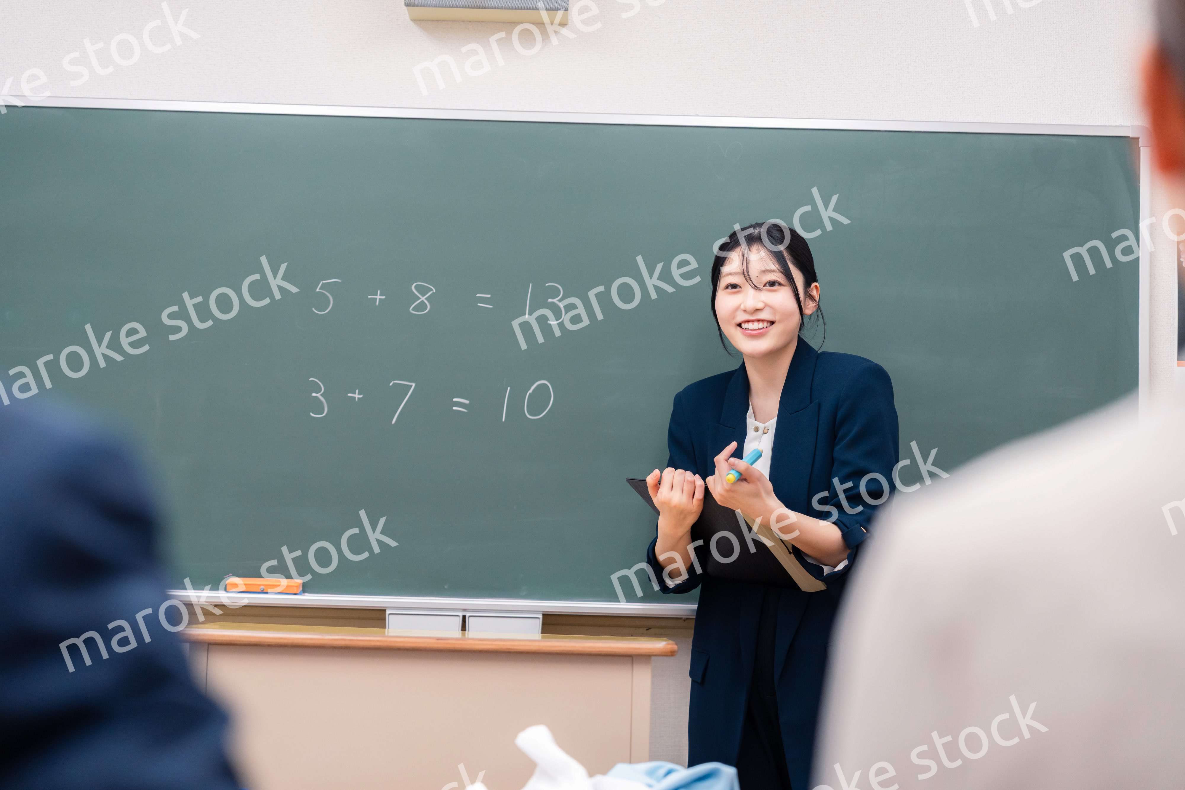 教室で授業をする女性の教師