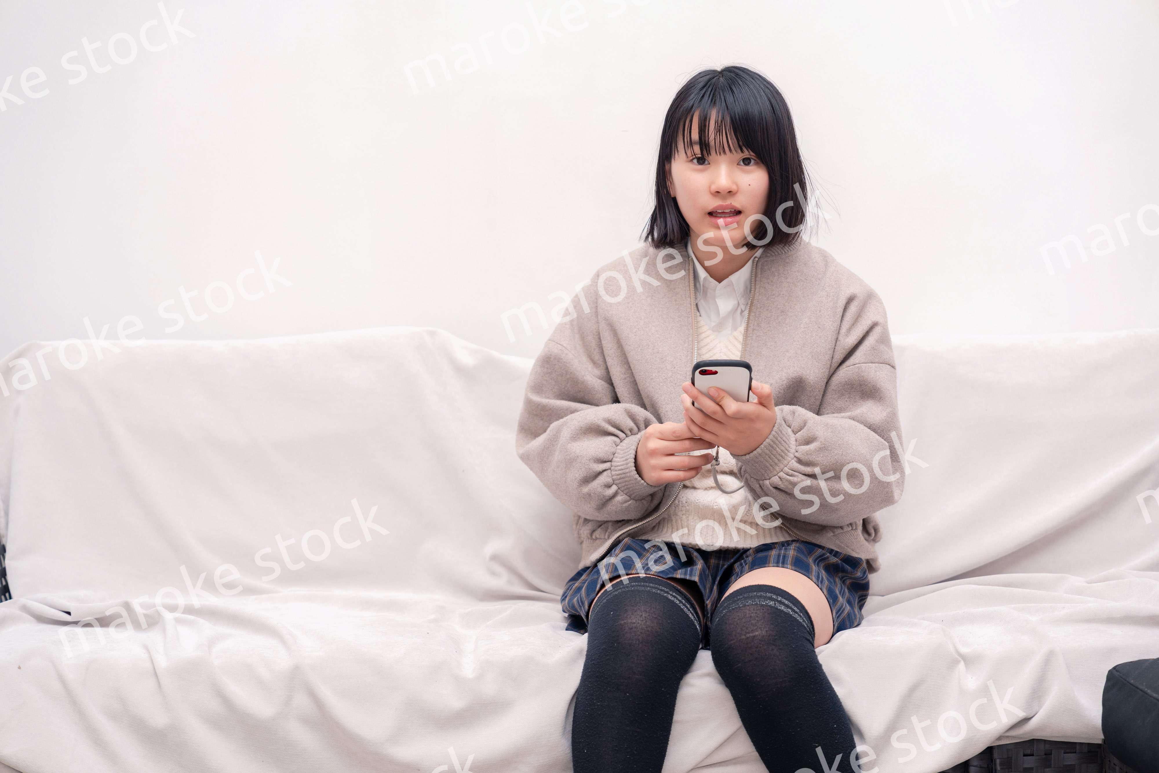 スマホを使う中学生の女の子