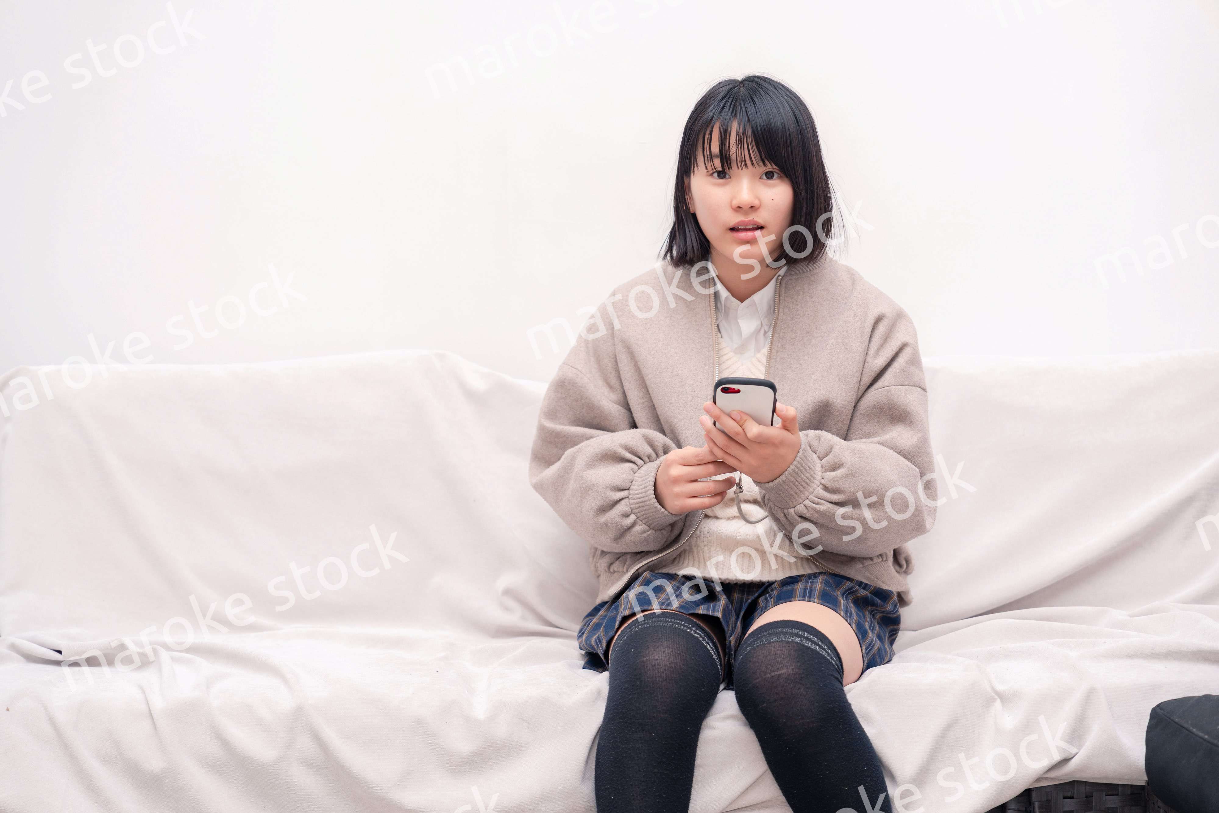 スマホを使う中学生の女の子