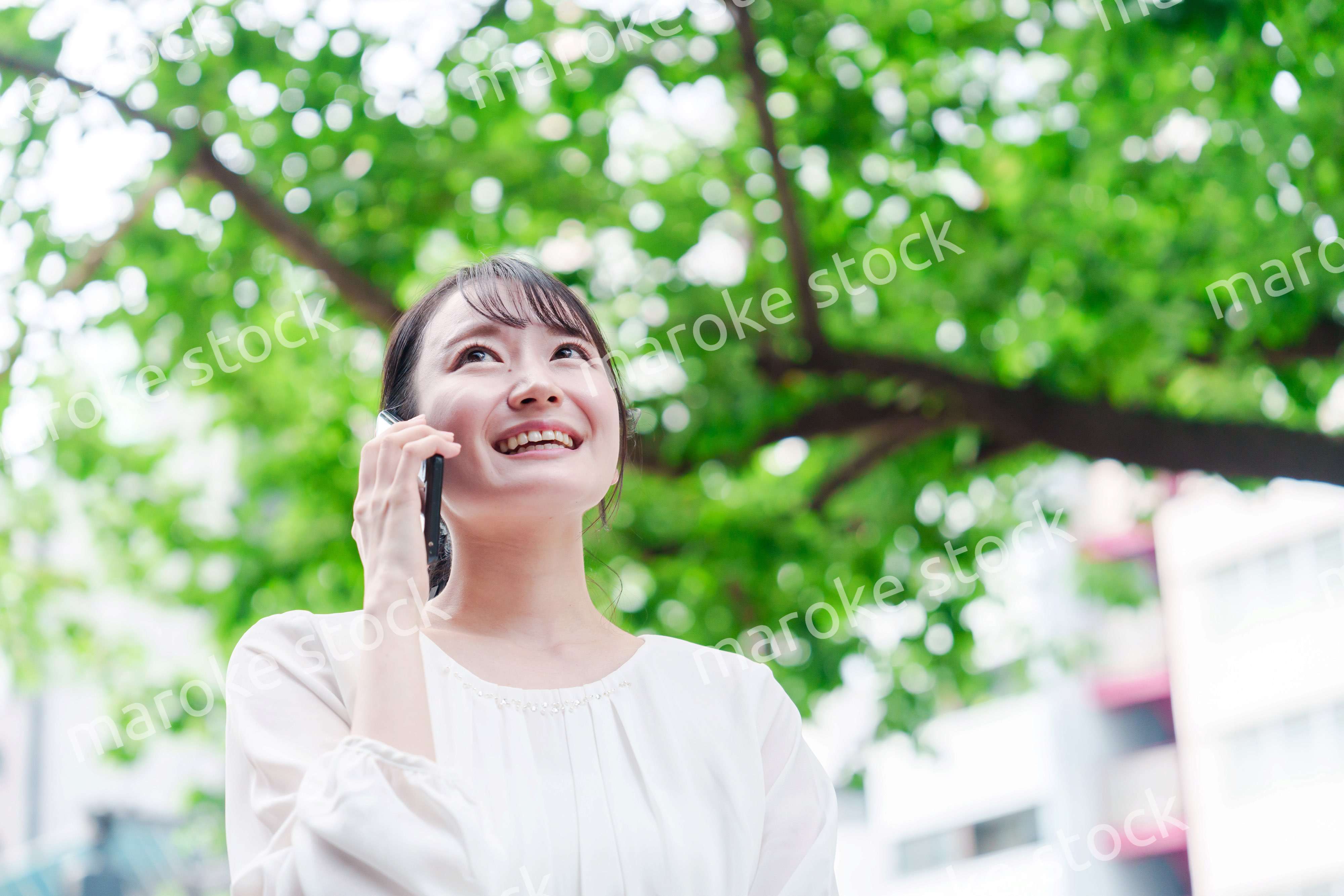 外で通話をする若い女性