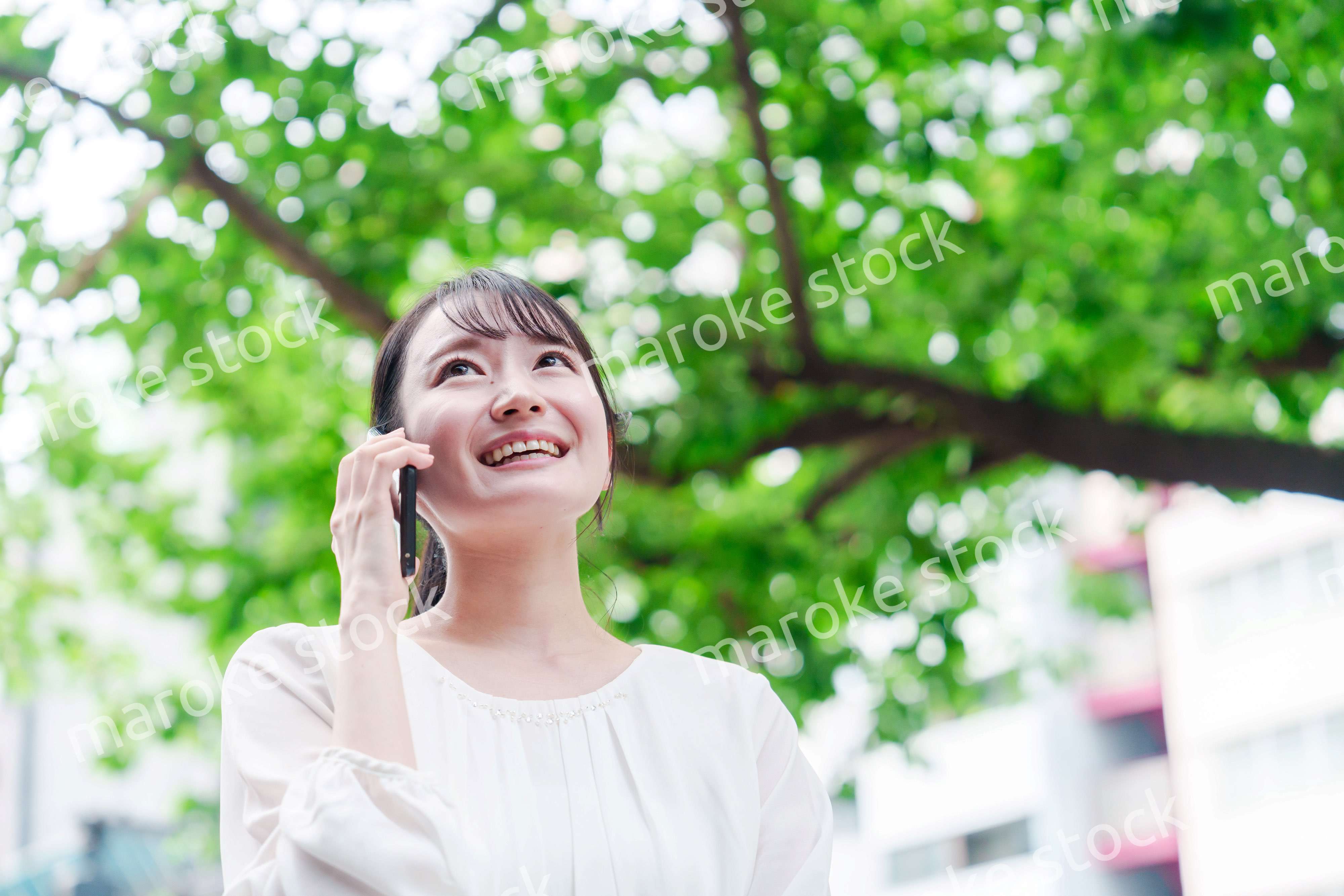 外で通話をする若い女性