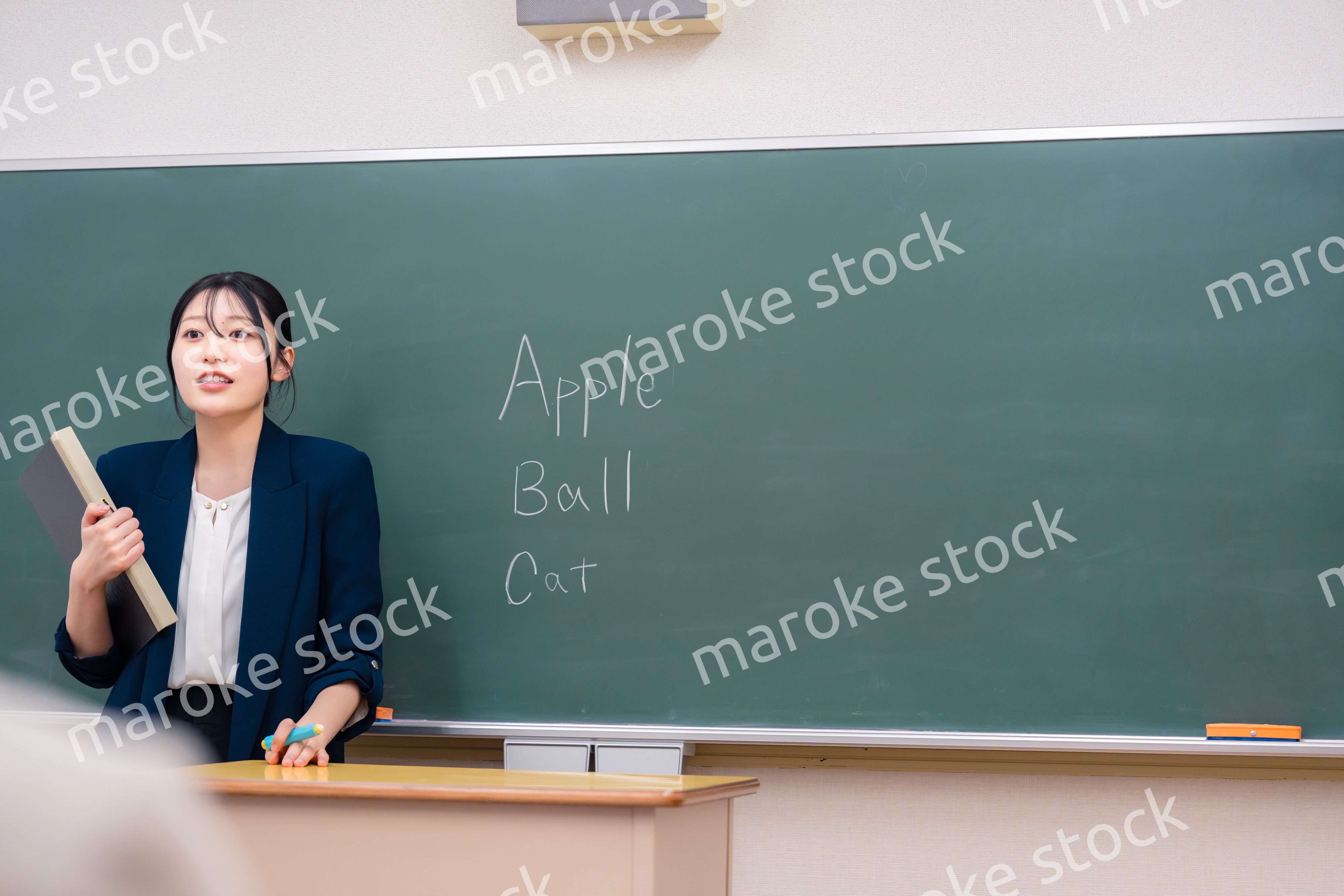 学校で英語の授業をする女性教師