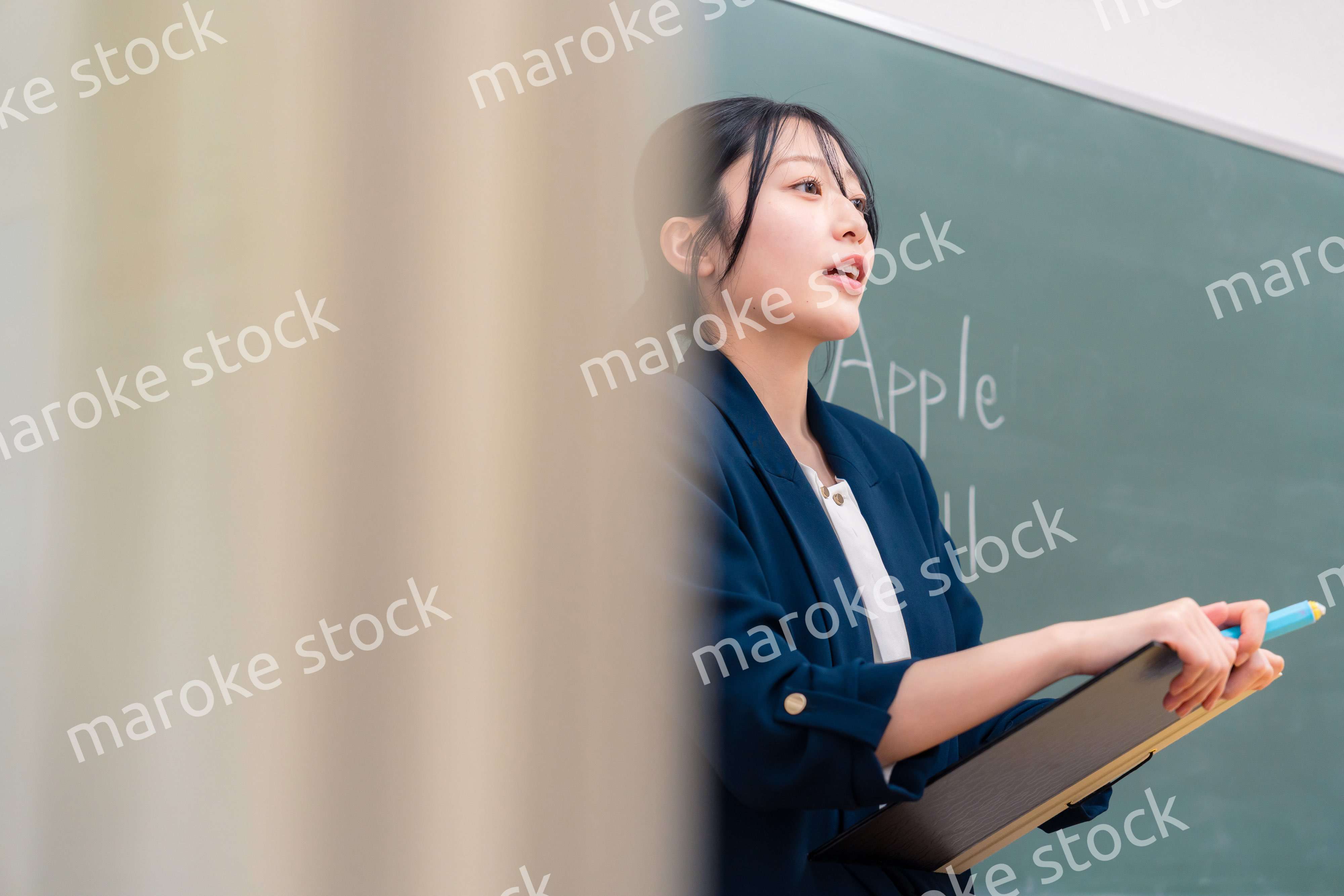 学校で英語の授業をする女性教師