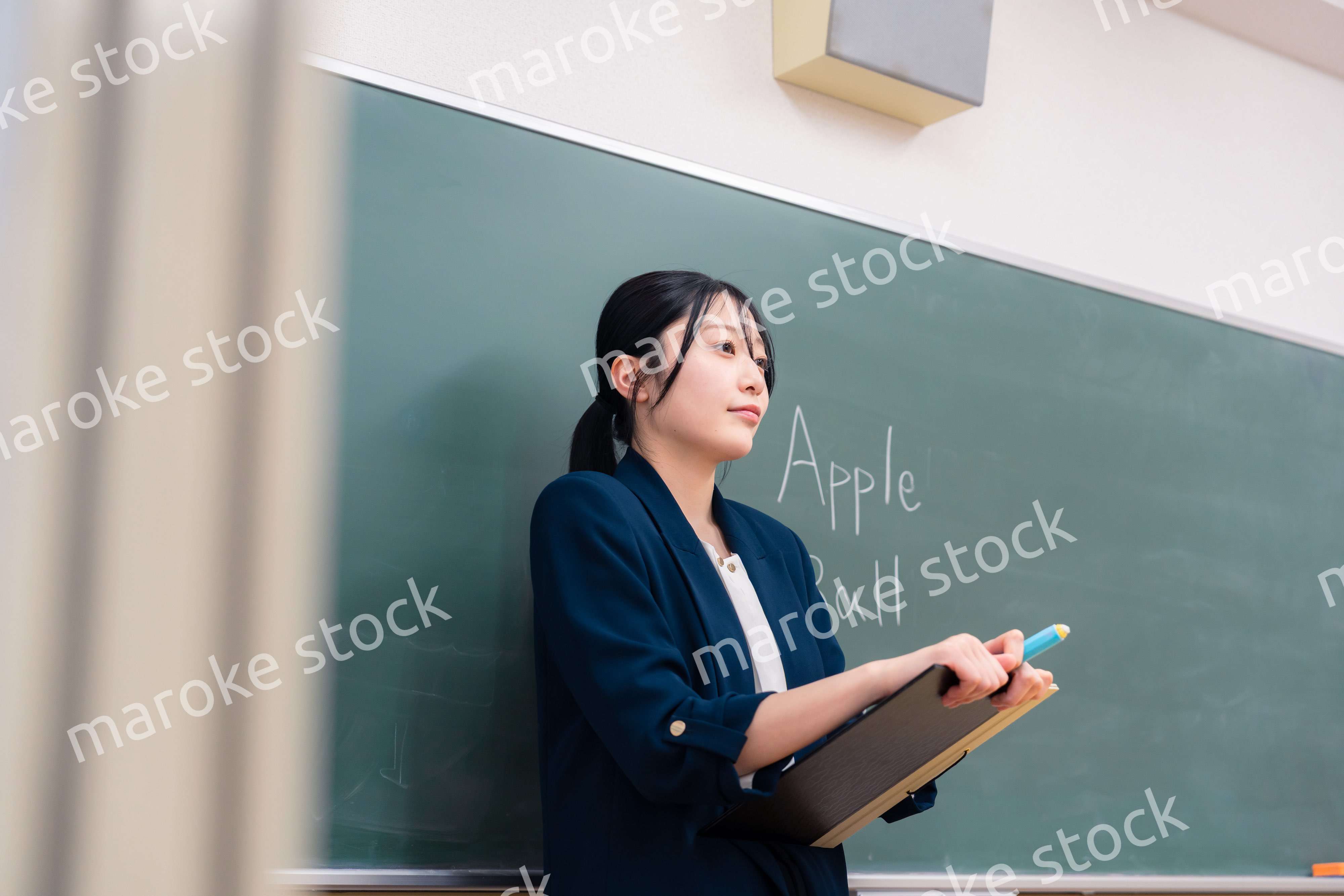 学校で英語の授業をする女性教師