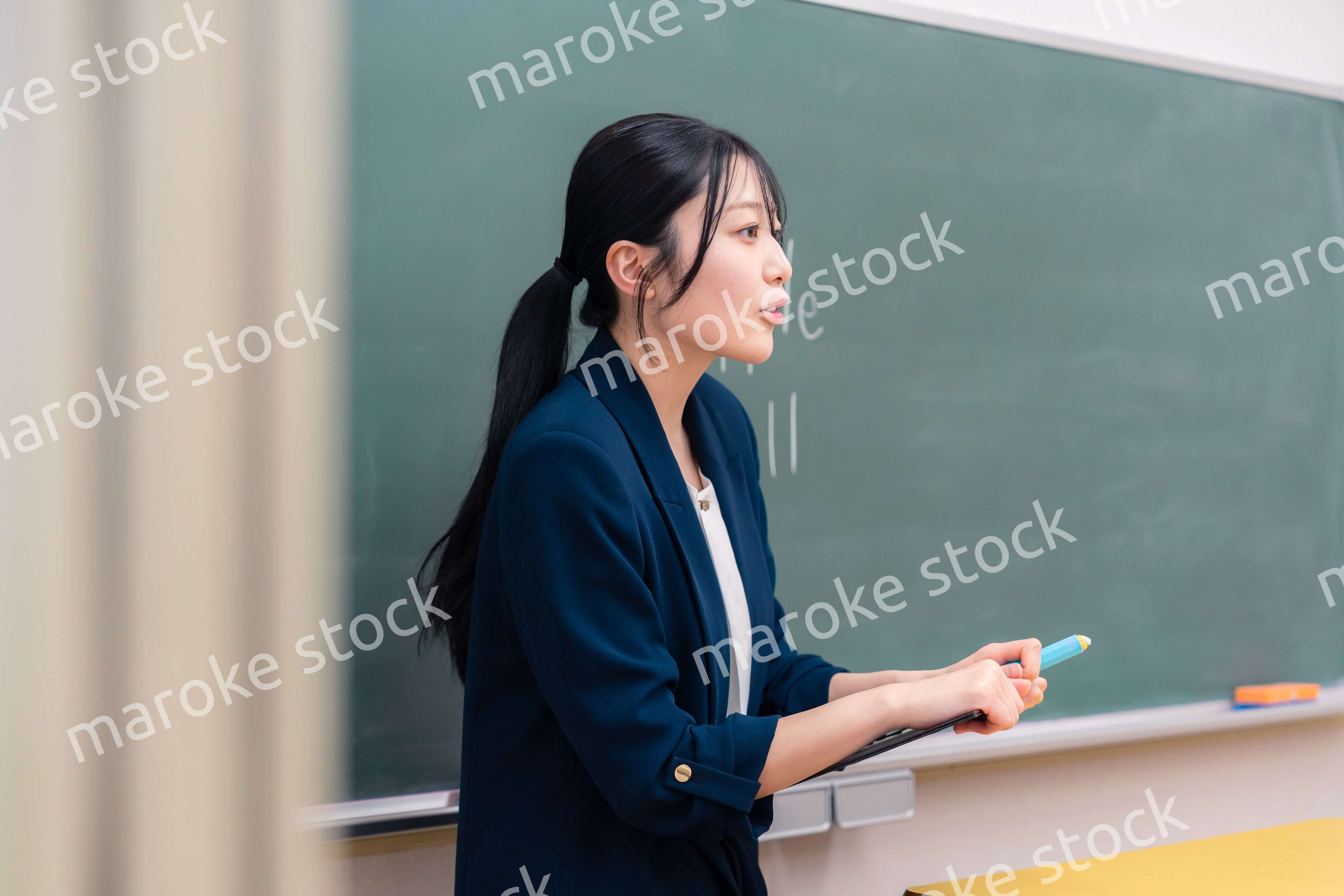 学校で英語の授業をする女性教師