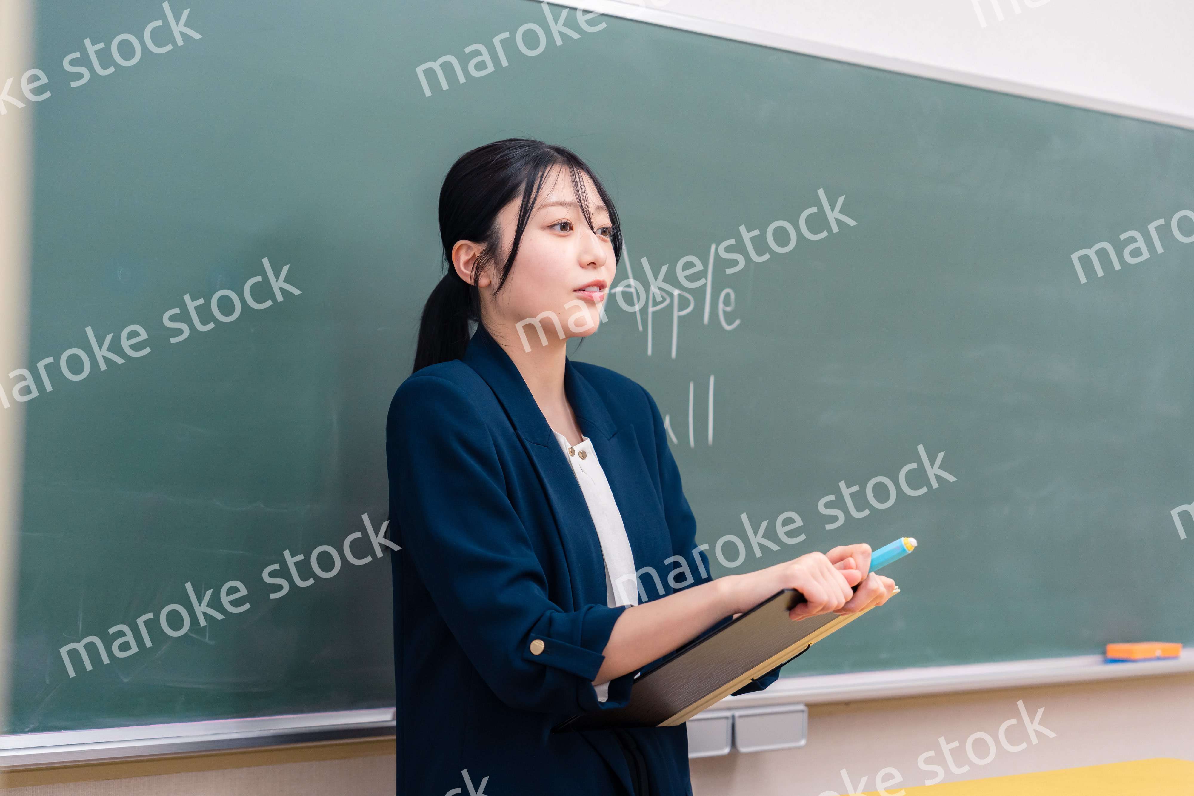 学校で英語の授業をする女性教師