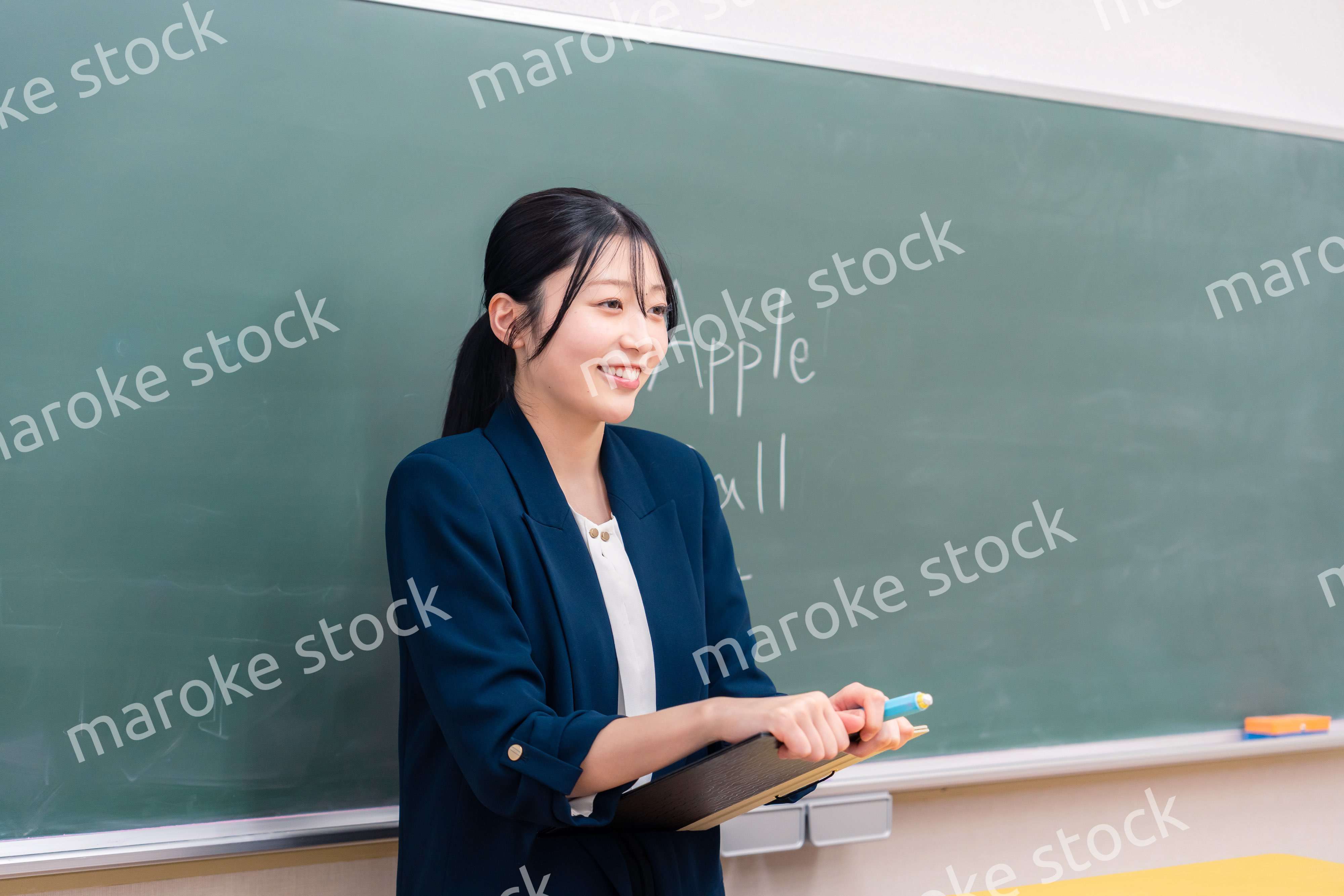 学校で英語の授業をする女性教師