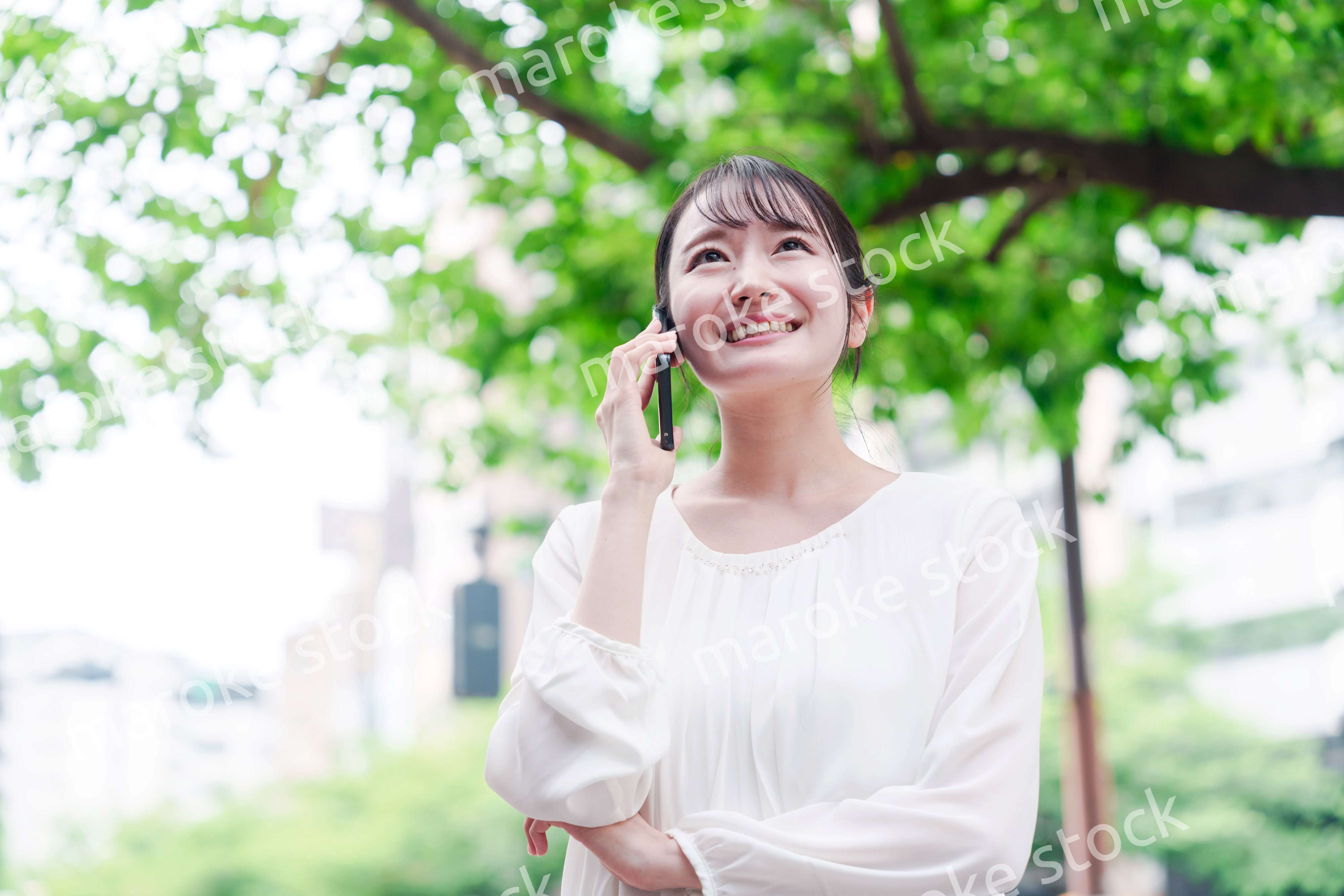 外で通話をする若い女性