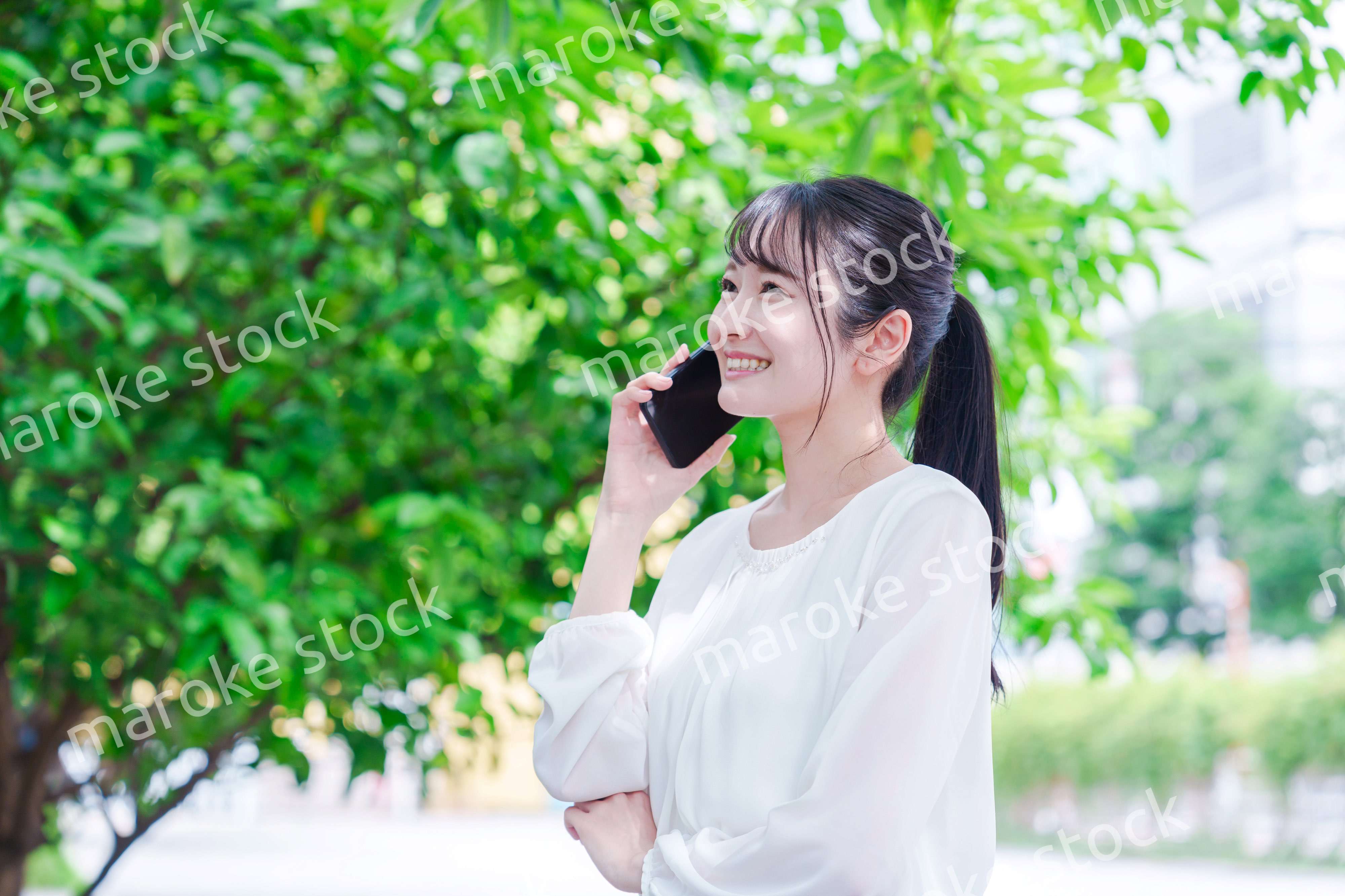 外で通話をする若い女性