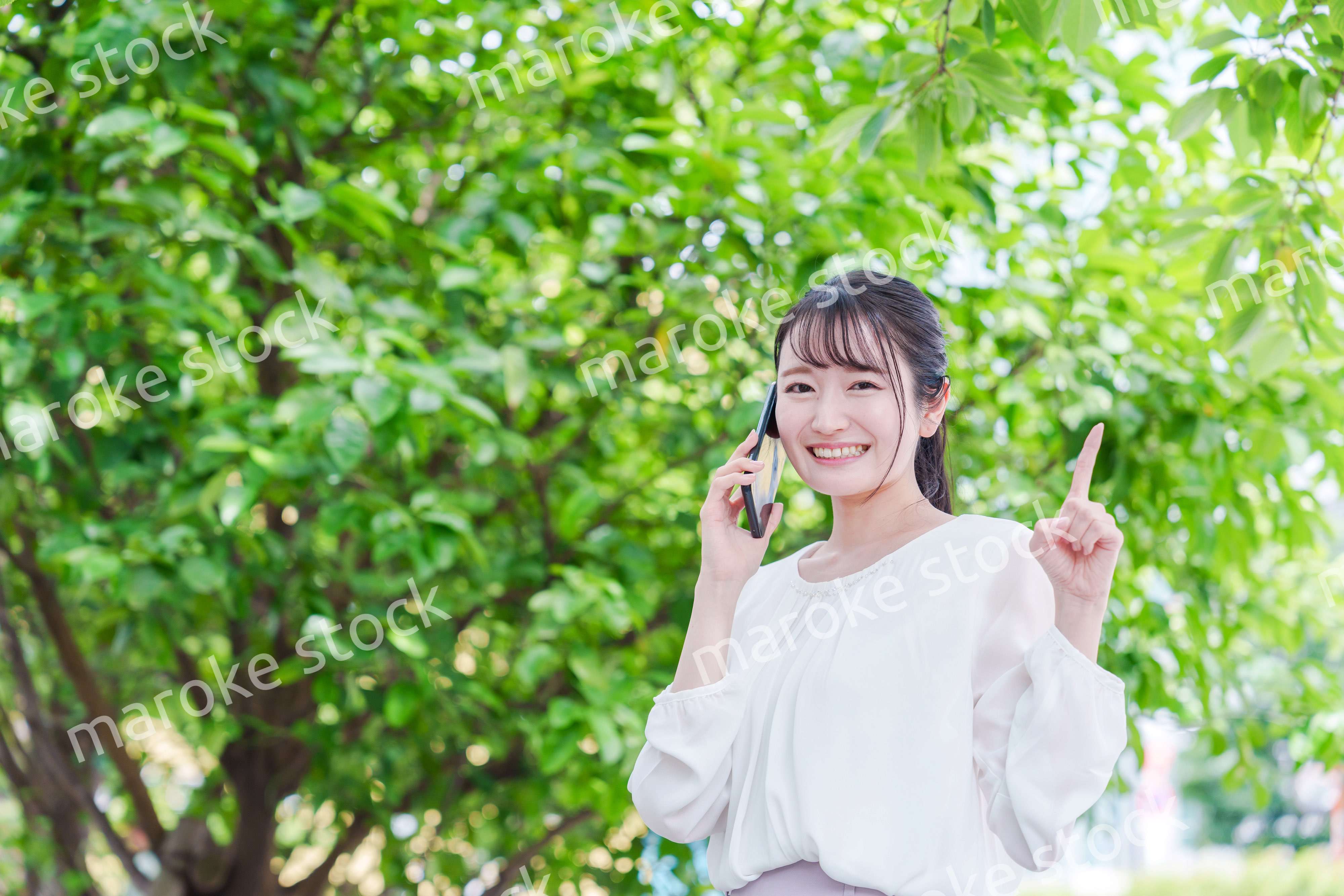 スマホで通話をする笑顔の若い女性