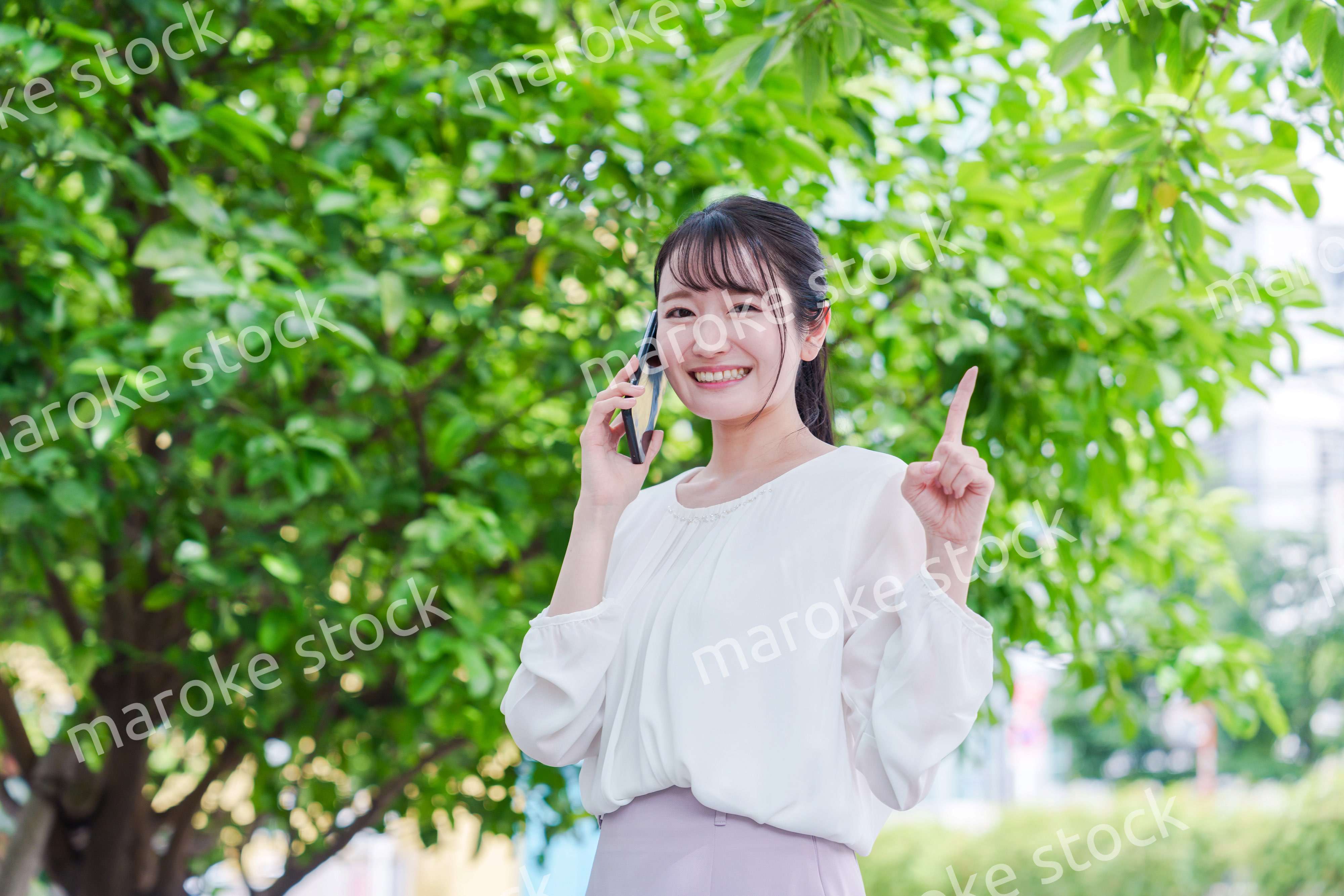 スマホで通話をする笑顔の若い女性