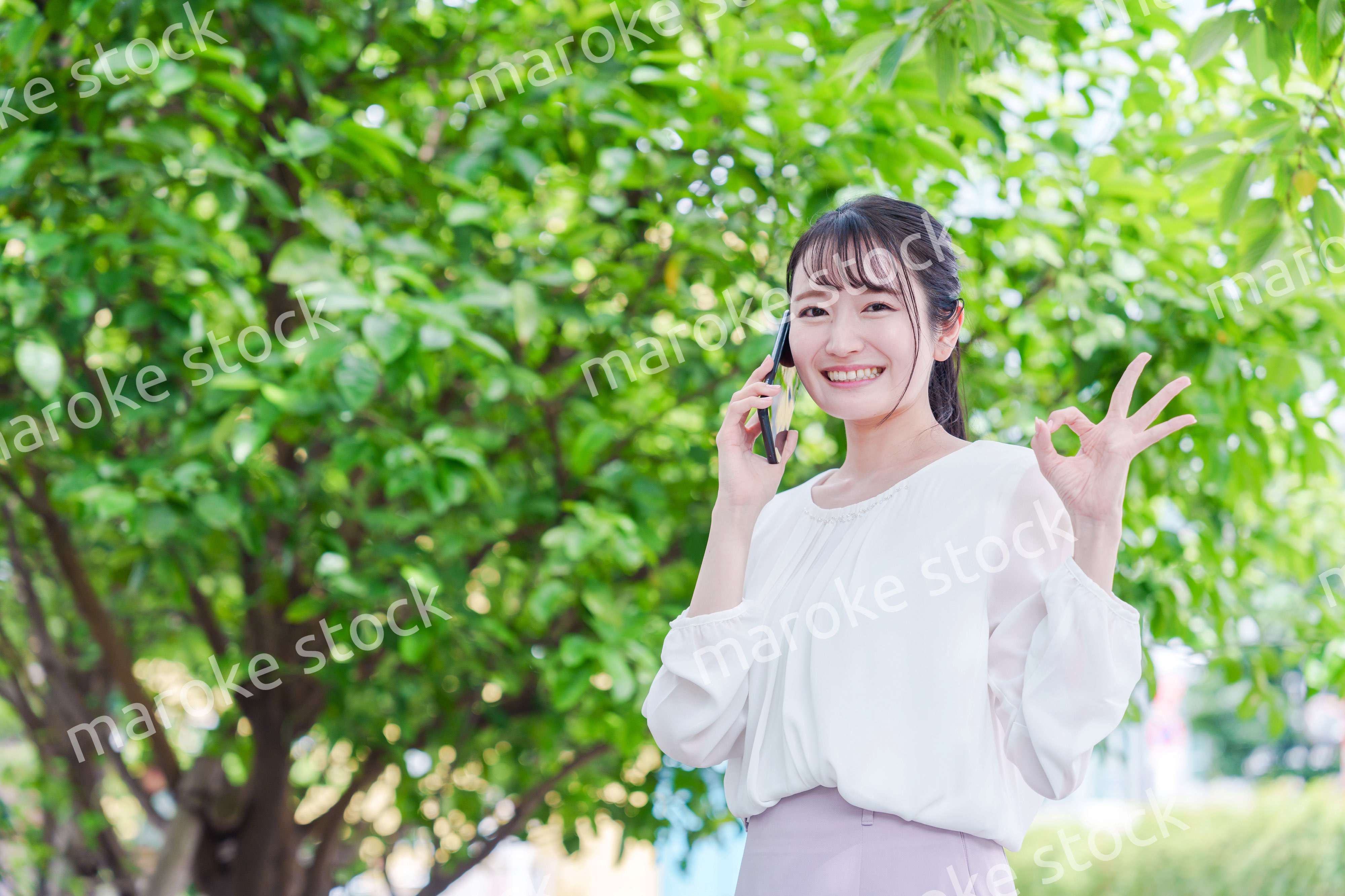 スマホで通話をする笑顔の若い女性