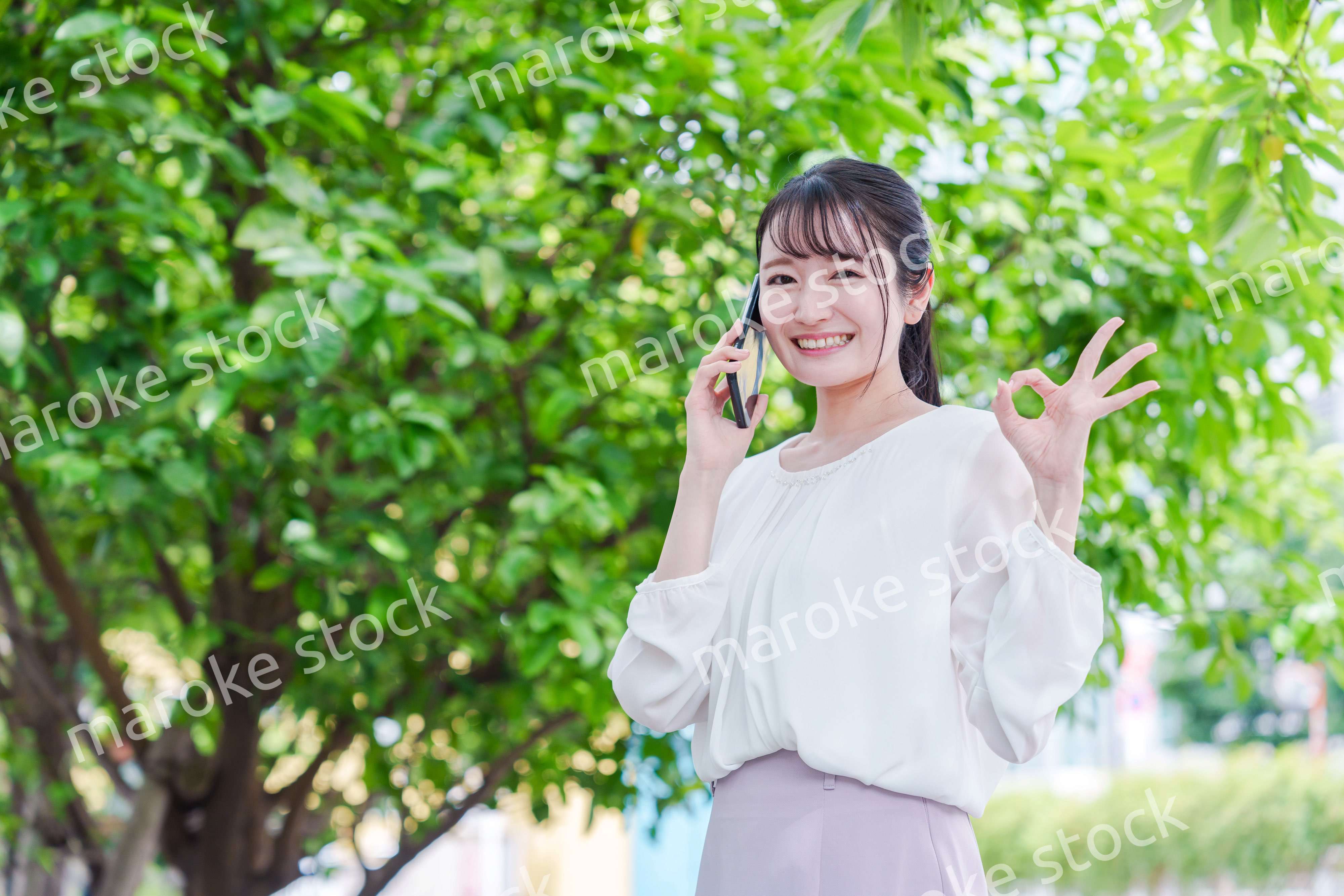 スマホで通話をする笑顔の若い女性