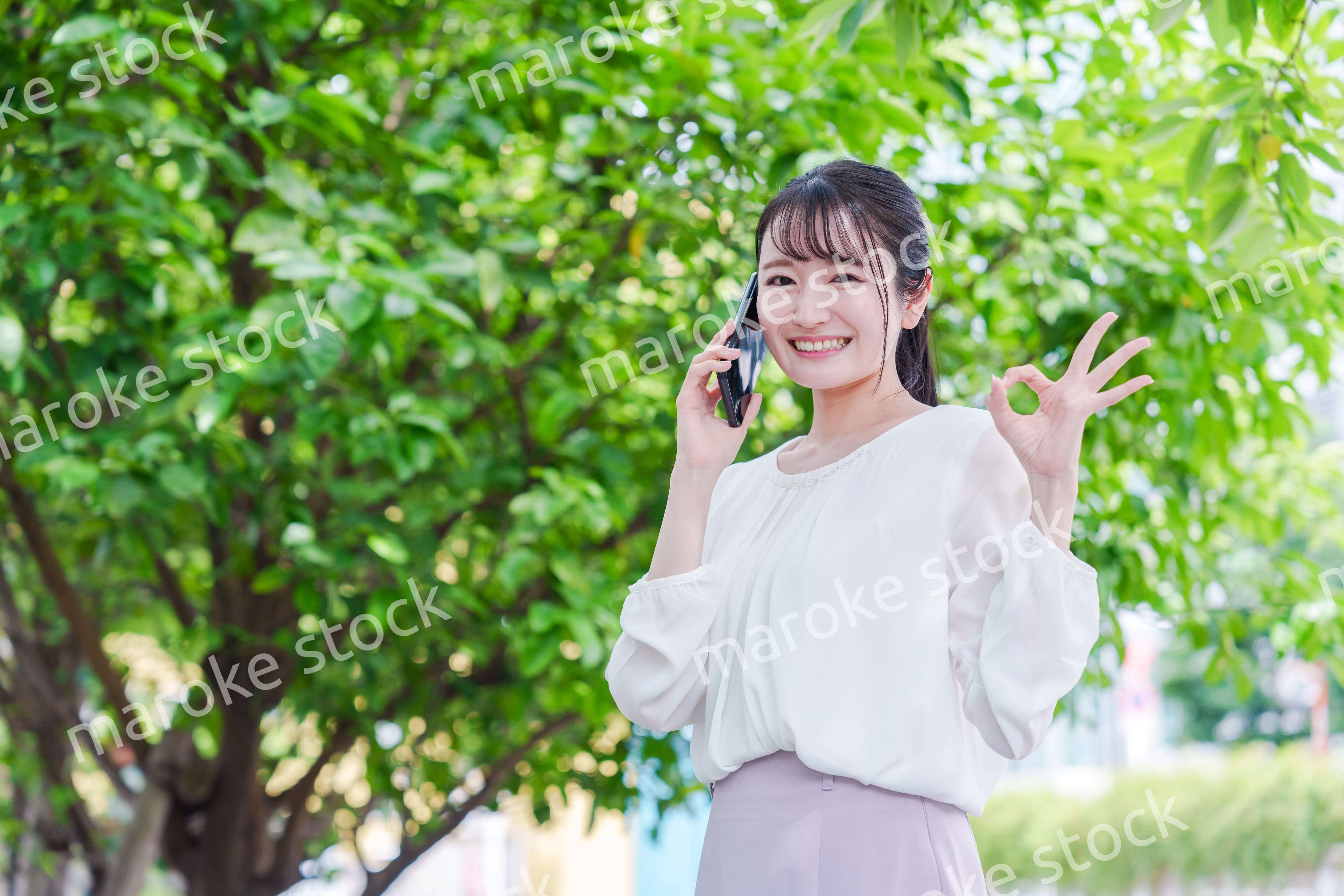 スマホで通話をする笑顔の若い女性