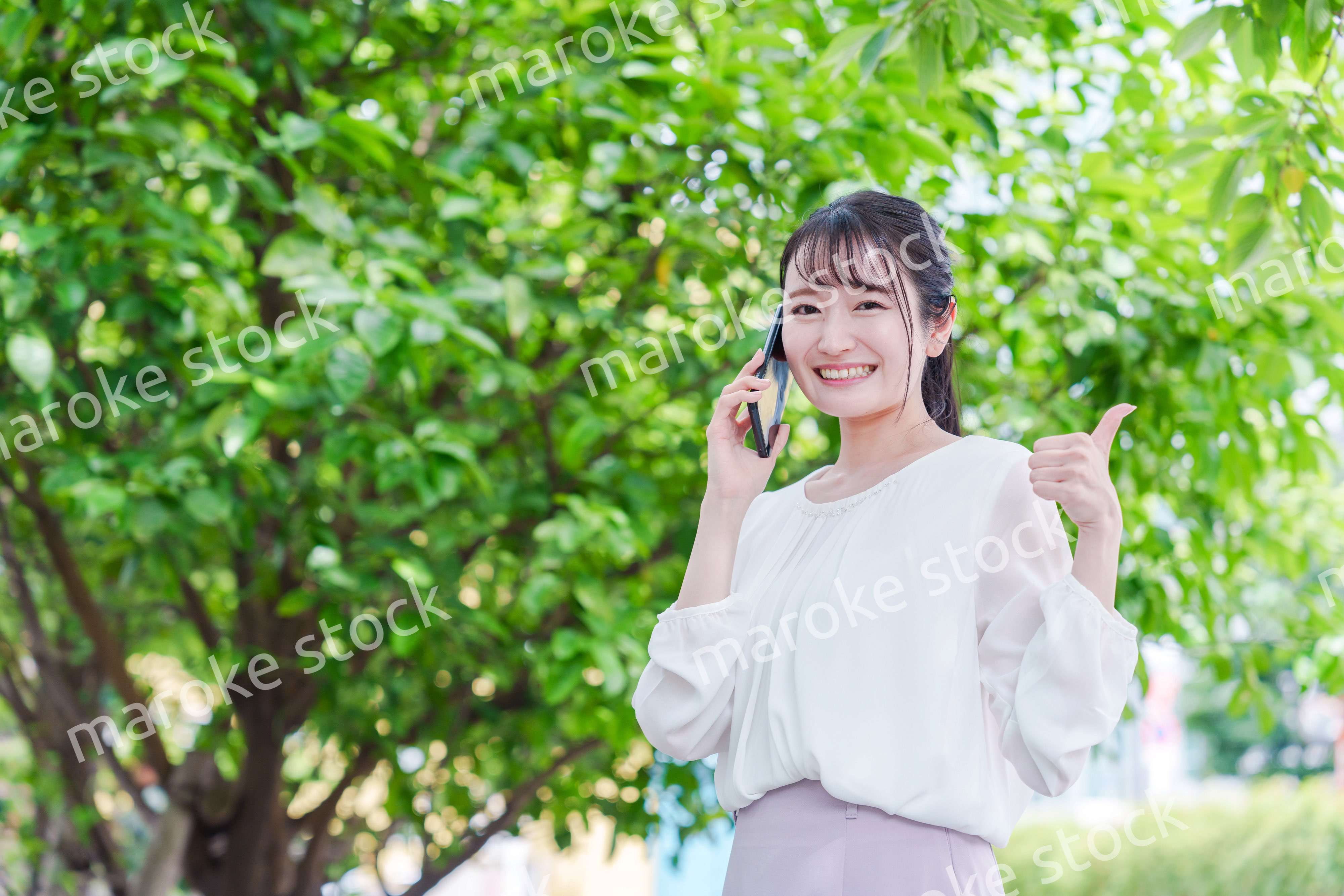 スマホで通話をする笑顔の若い女性