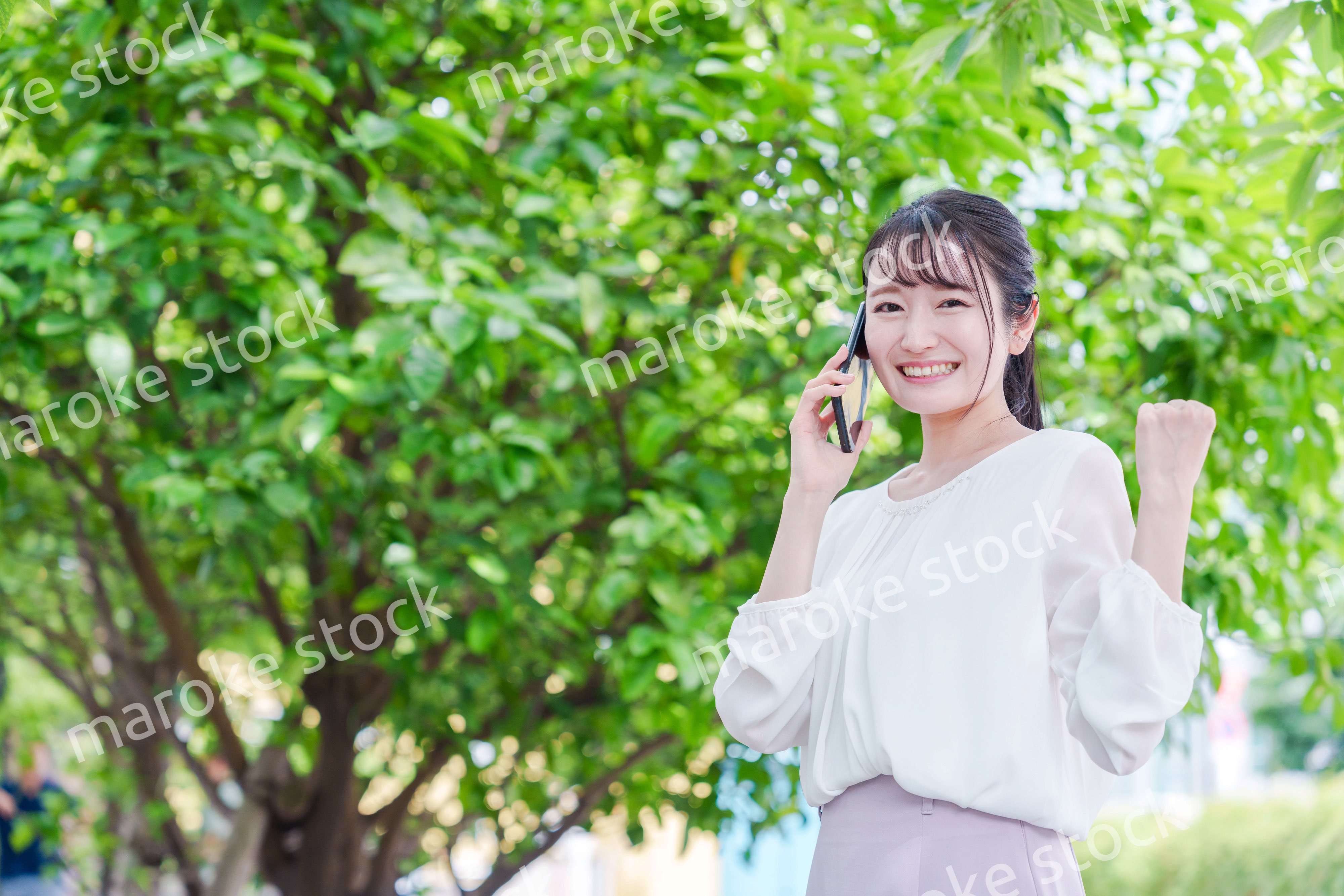 スマホで通話をする笑顔の若い女性
