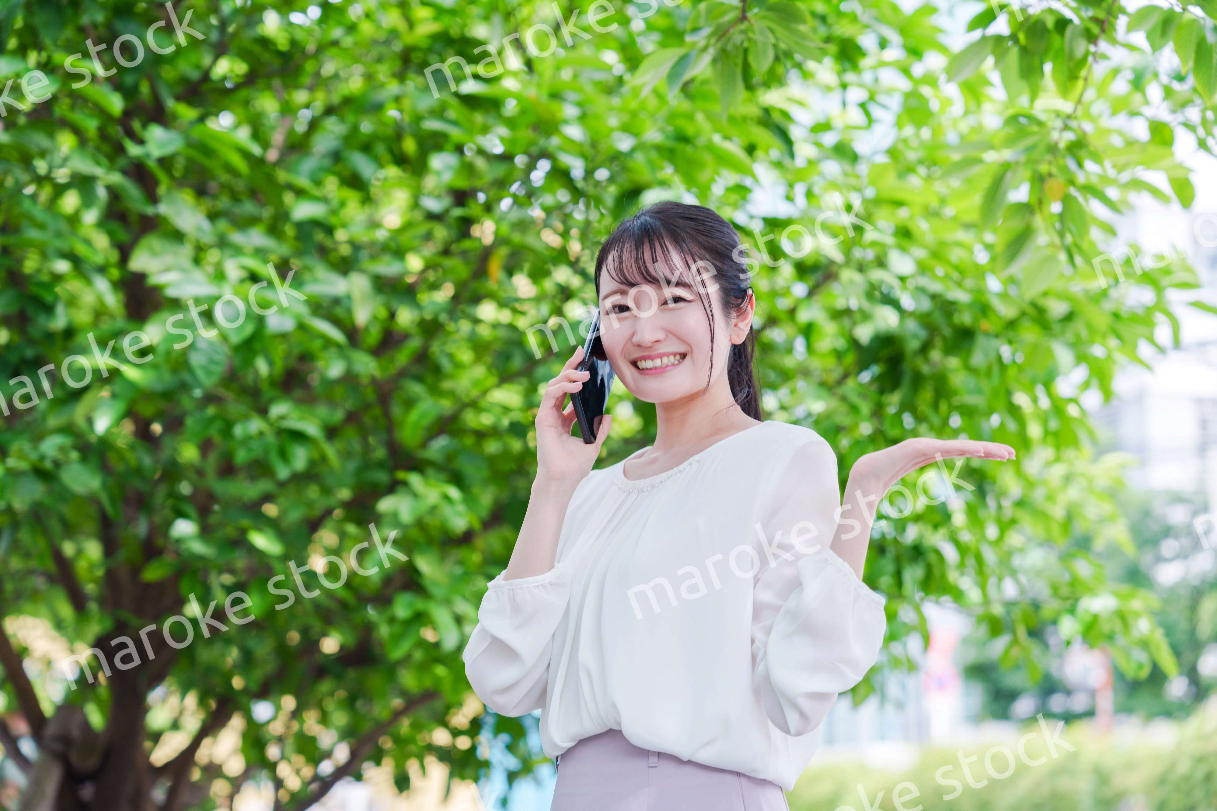 スマホで通話をする笑顔の若い女性