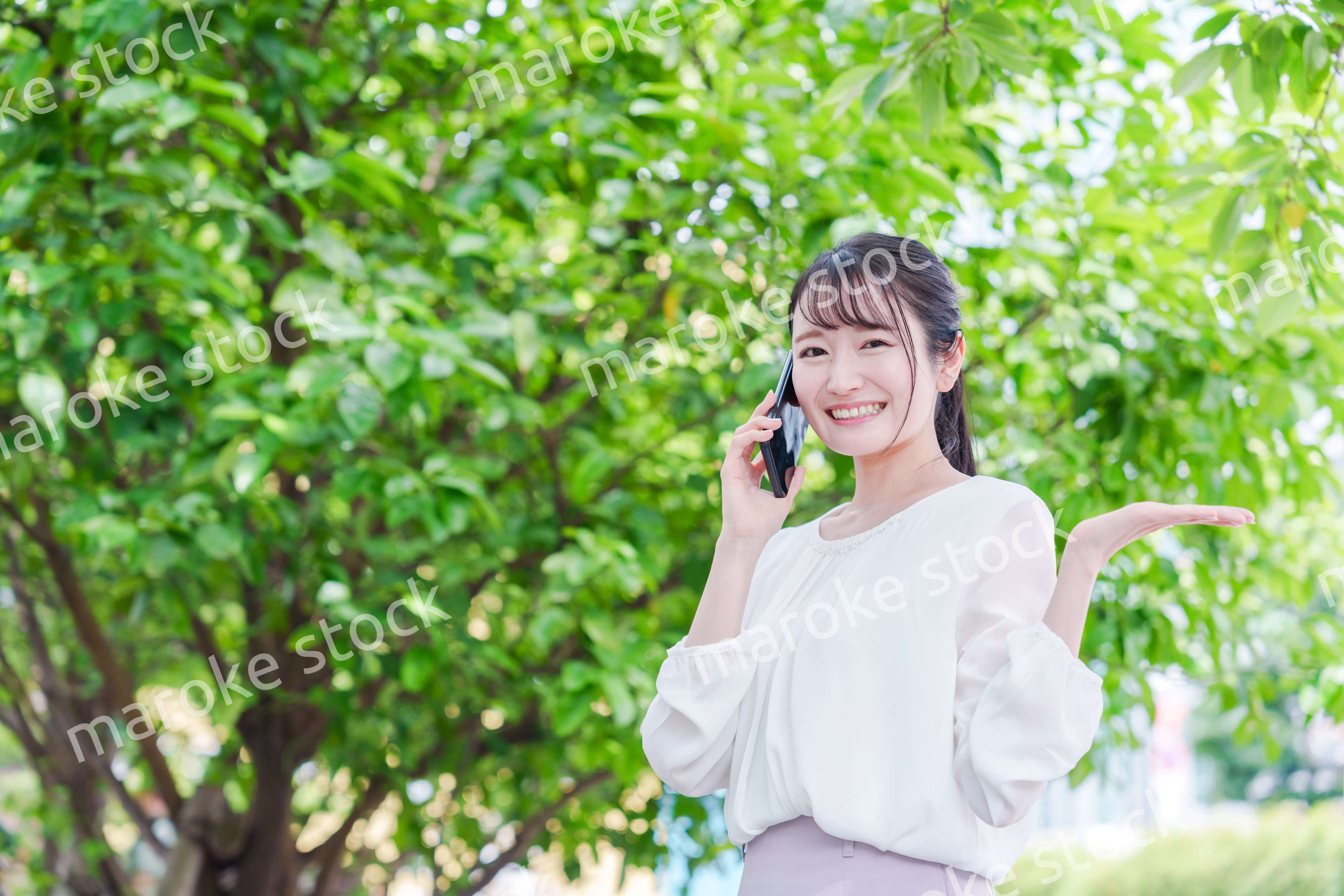 スマホで通話をする笑顔の若い女性