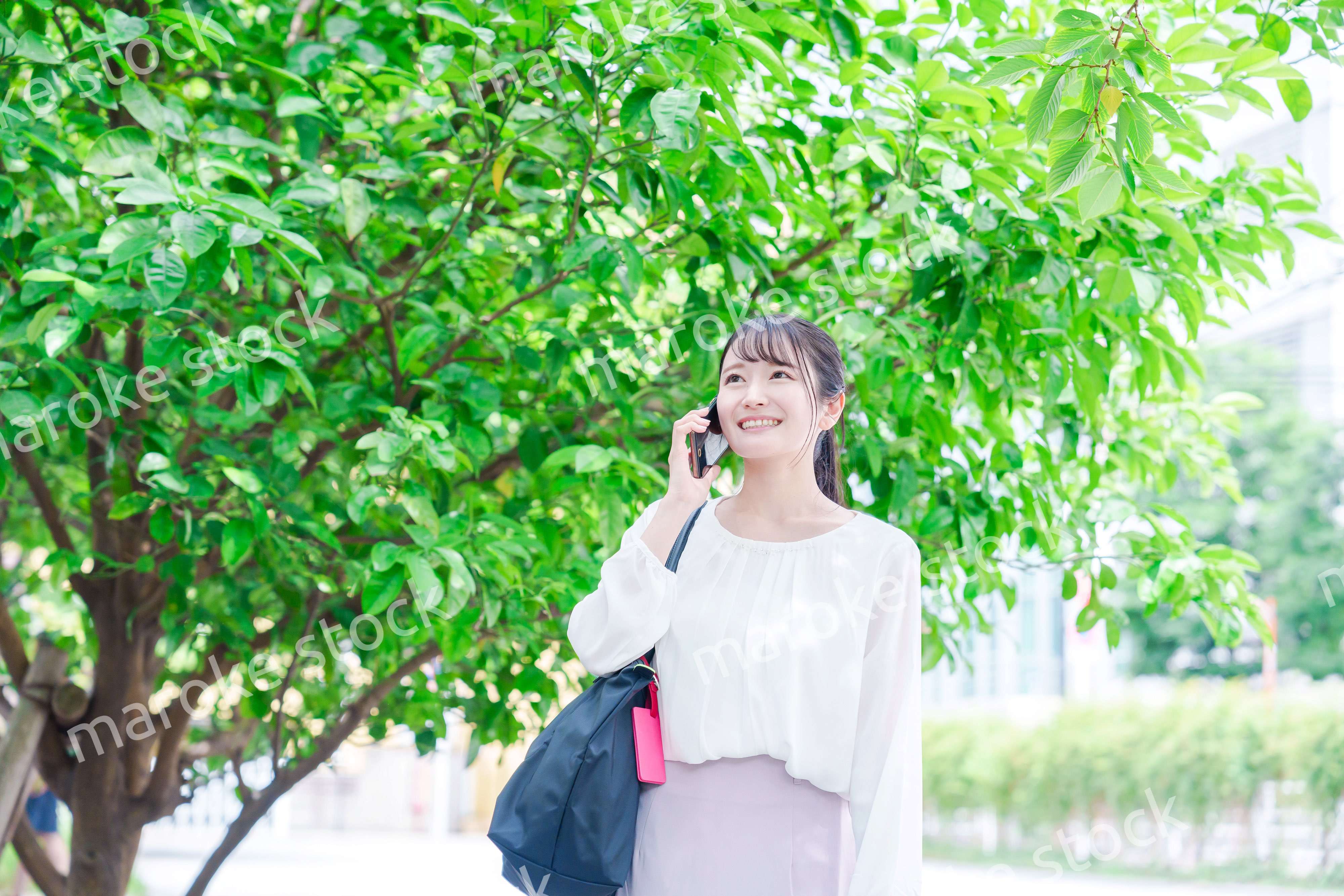 外で通話をする若い女性