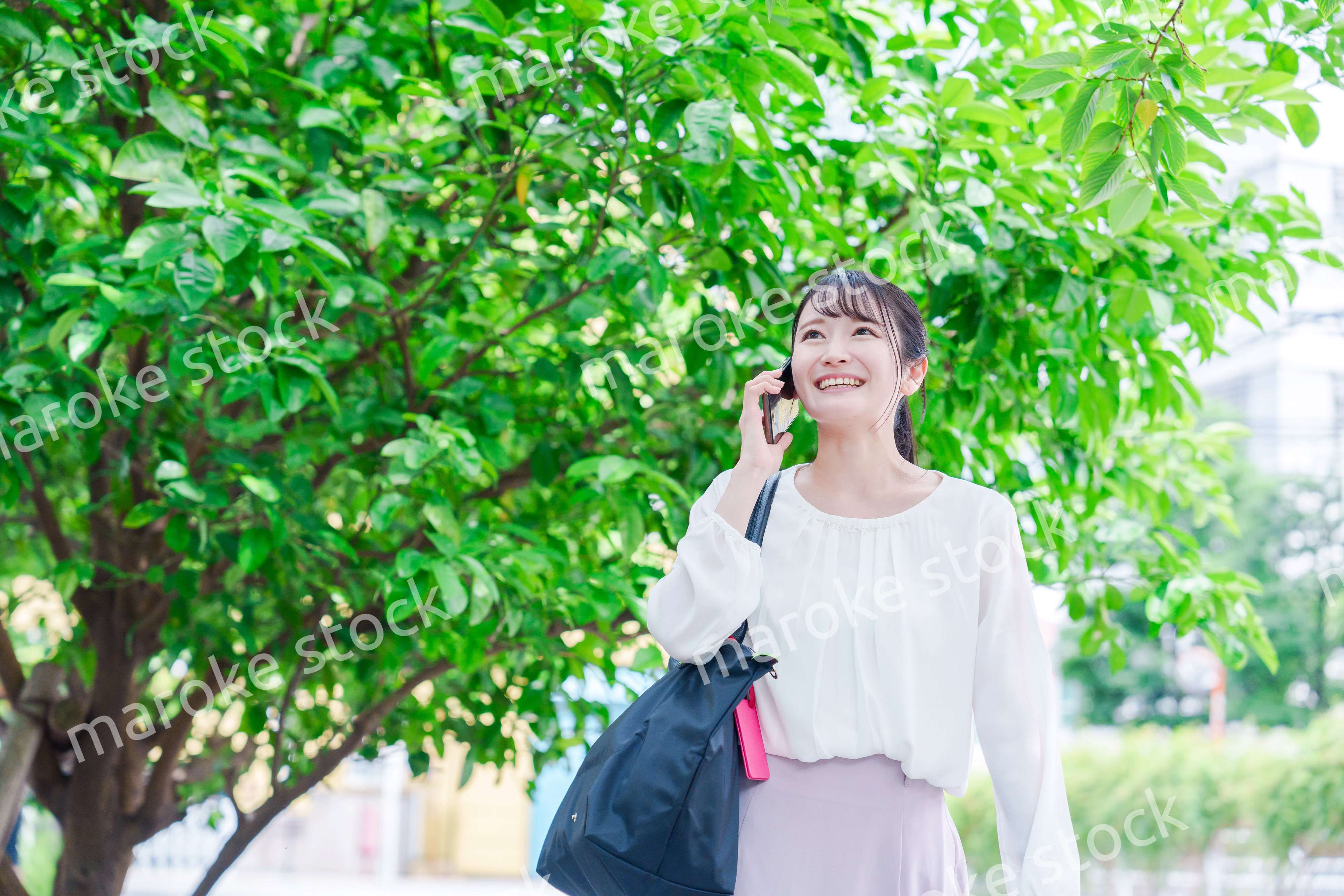 外で通話をする若い女性