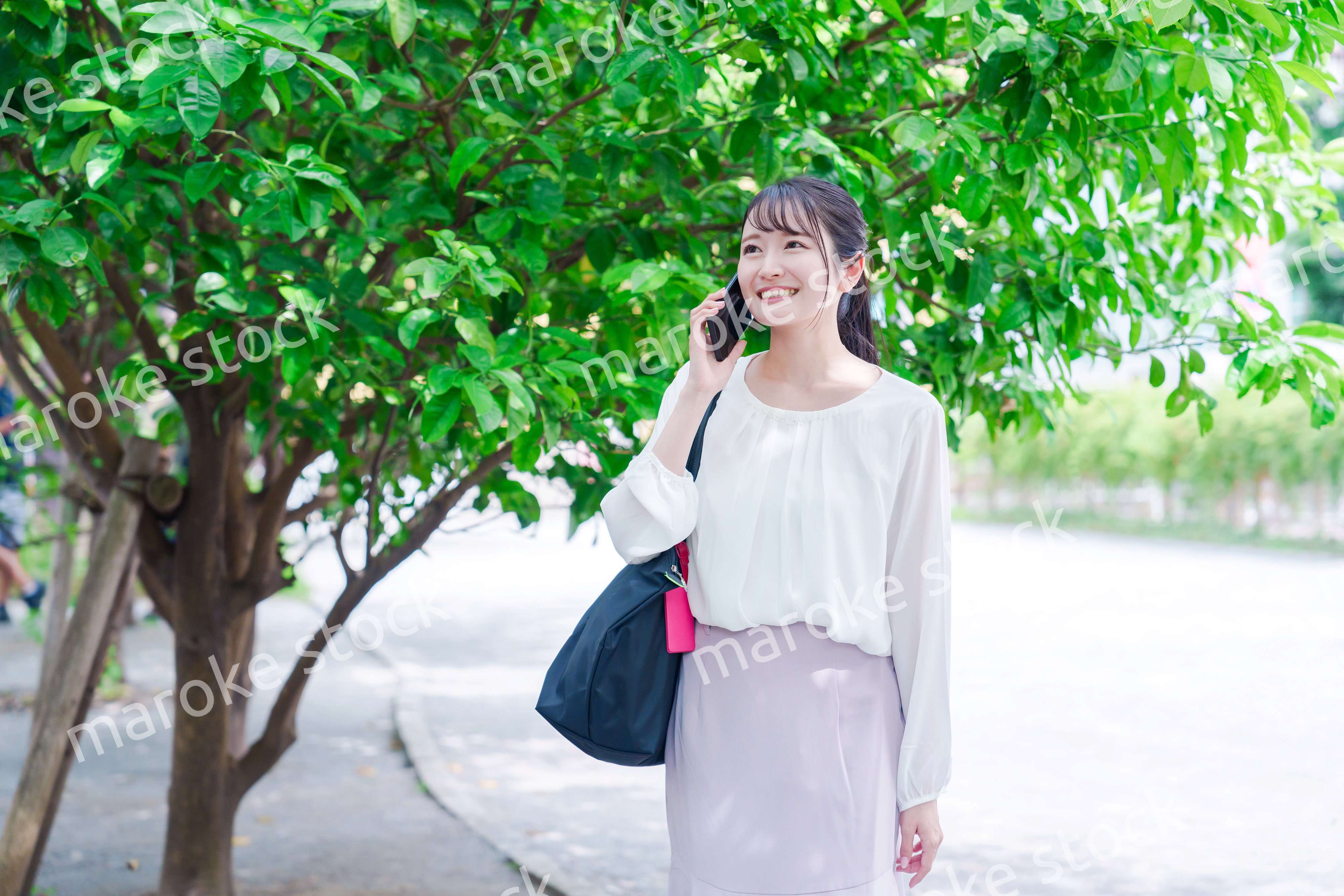 外で通話をする若い女性