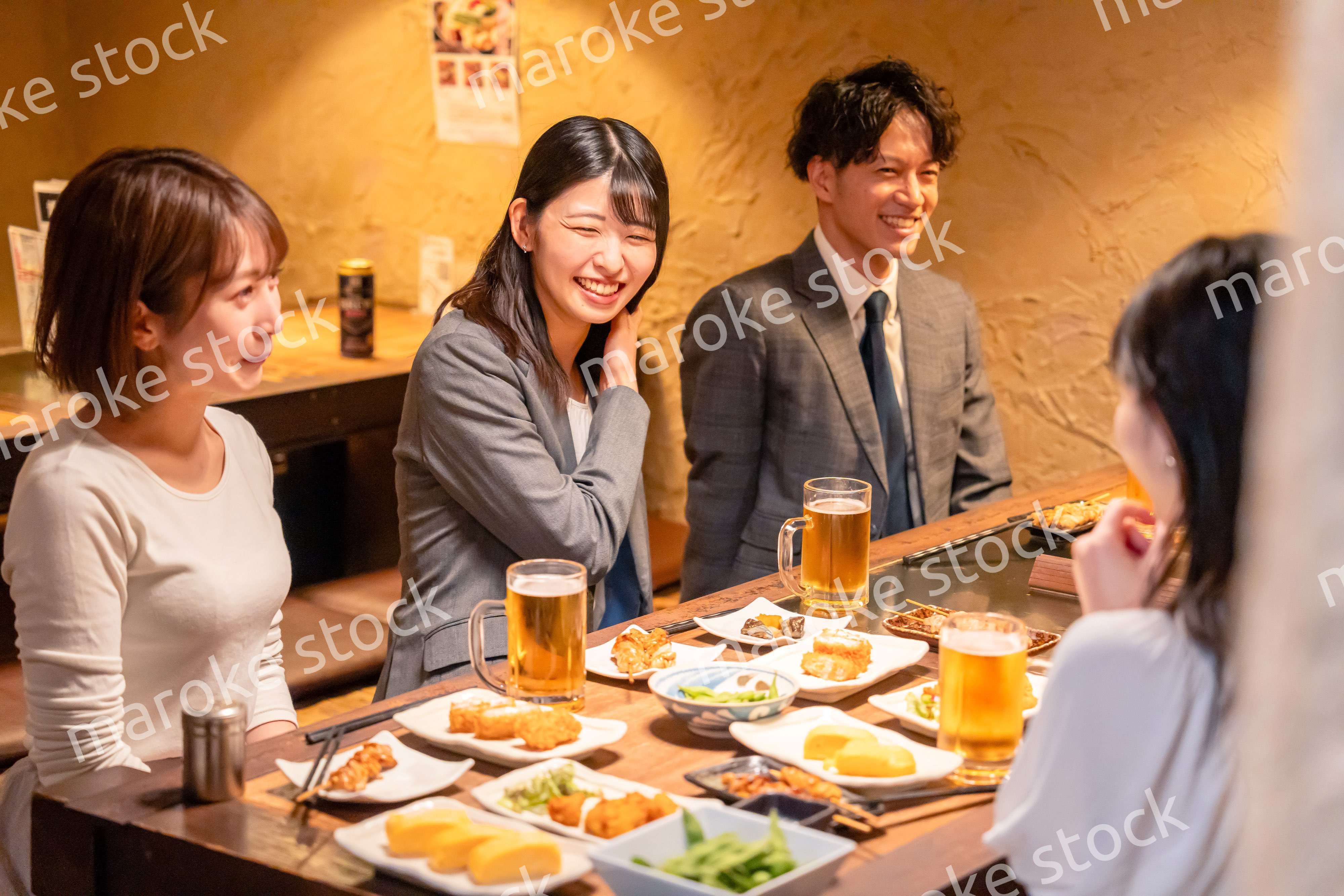 飲み会で大爆笑して盛り上がる会社員の女性