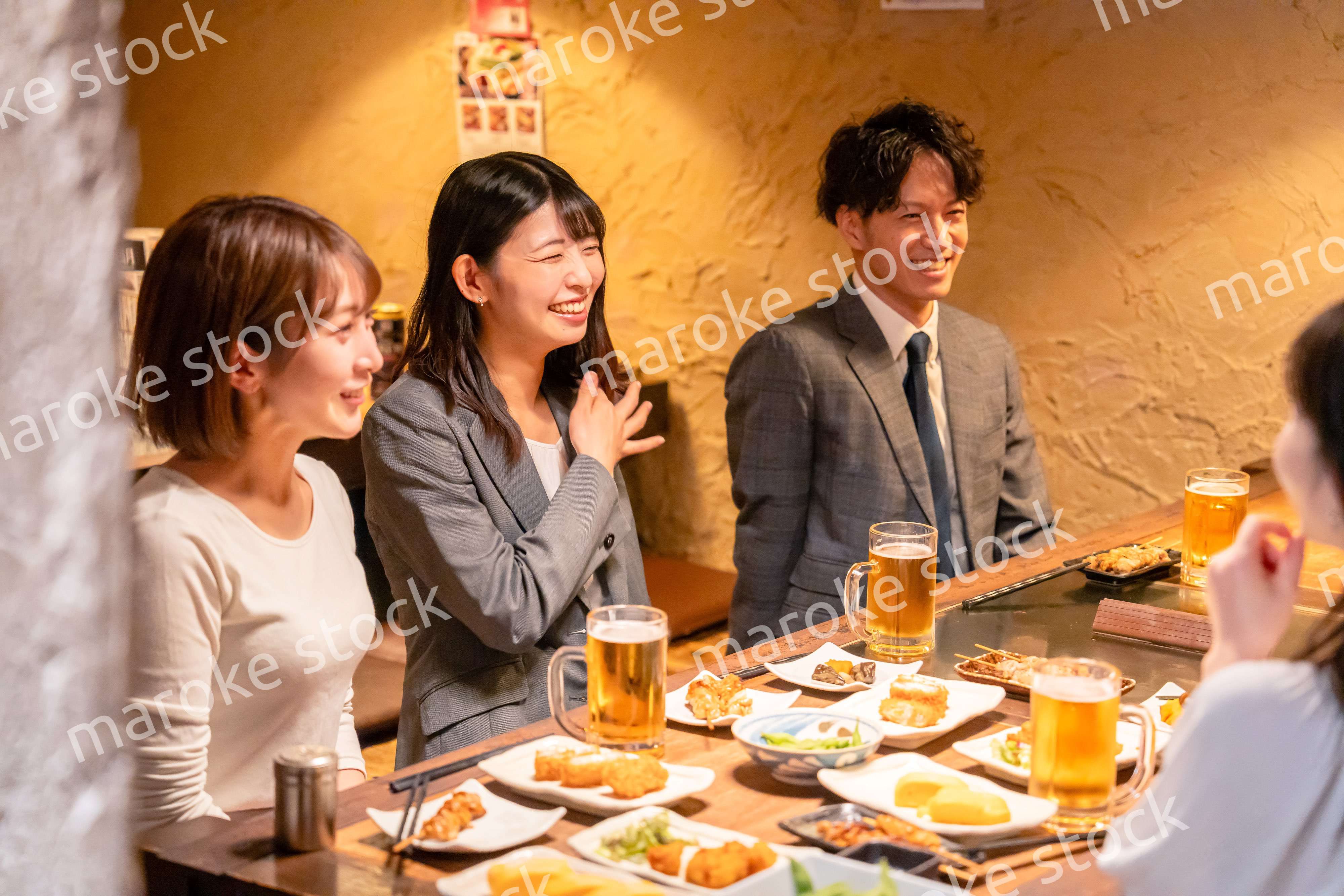 飲み会で大爆笑して盛り上がる会社員の女性