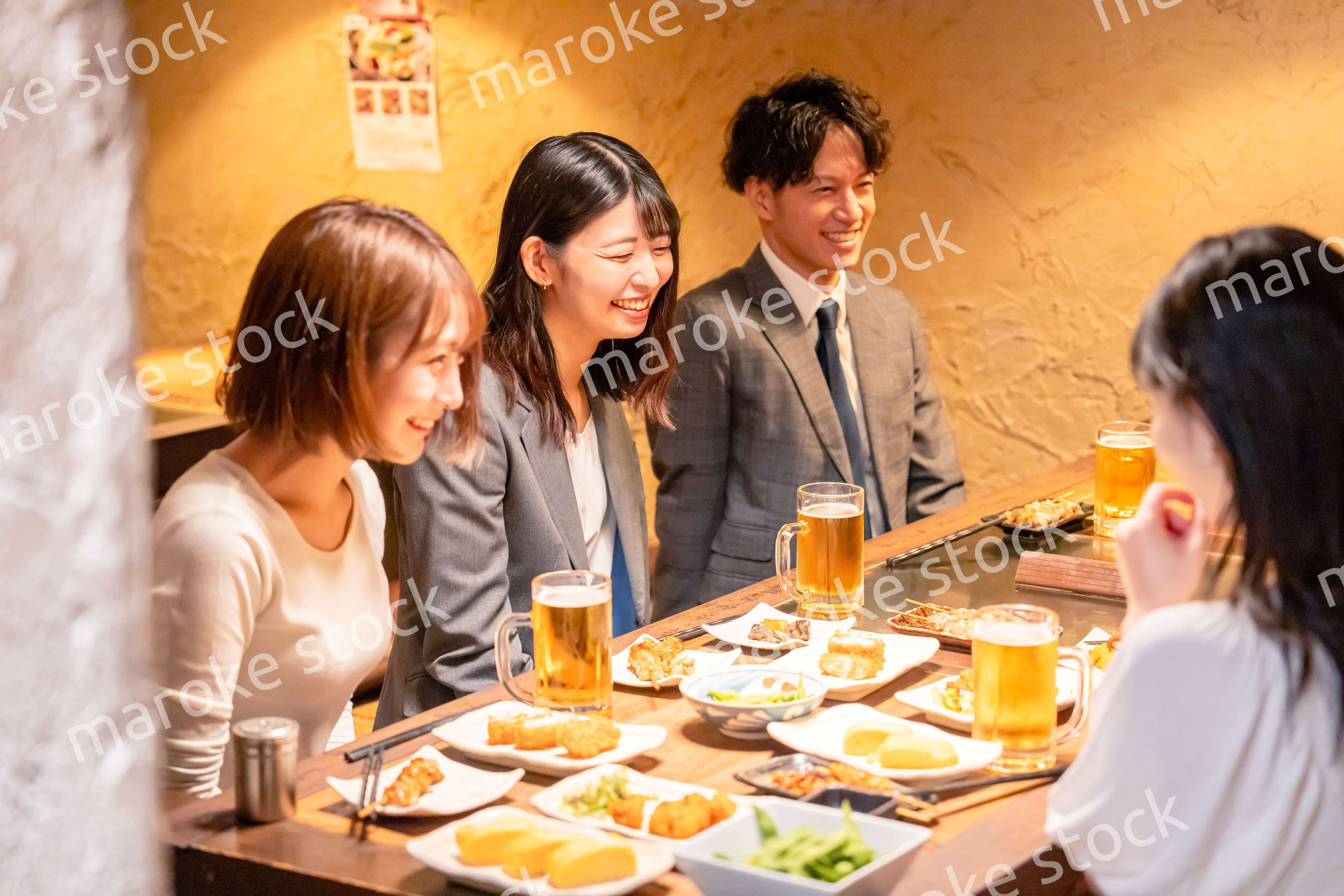 飲み会で大爆笑して盛り上がる会社員の女性