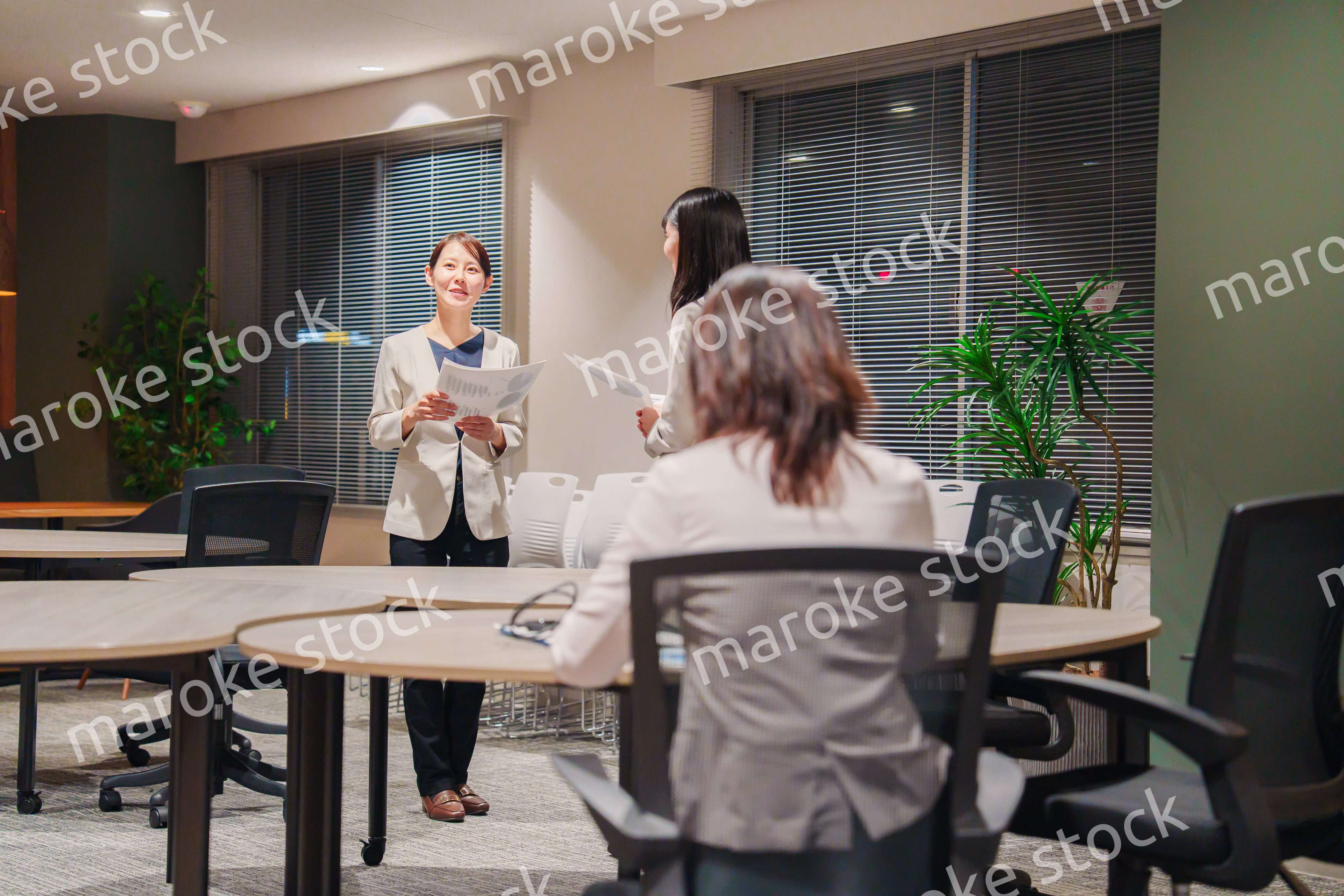 夜遅くまでプレゼンの練習・読み合わせをするビジネスパーソン