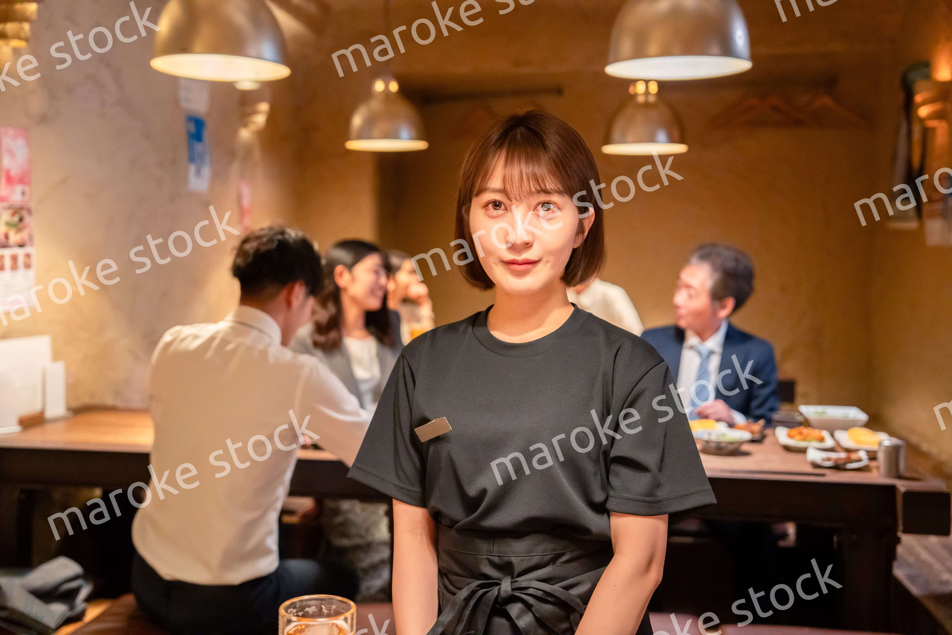 居酒屋のホールで働く若い女性