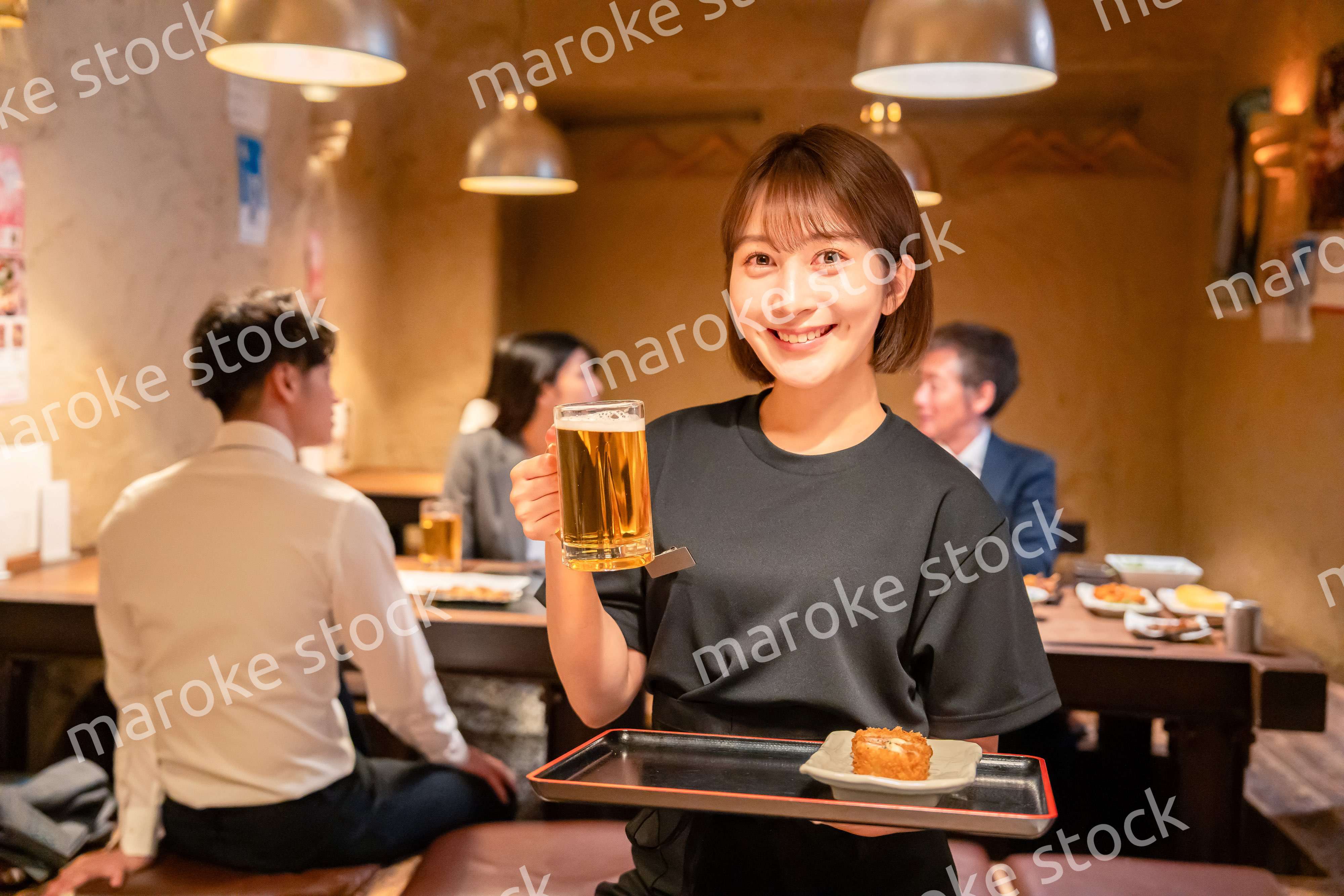 居酒屋のホールで働く若い女性