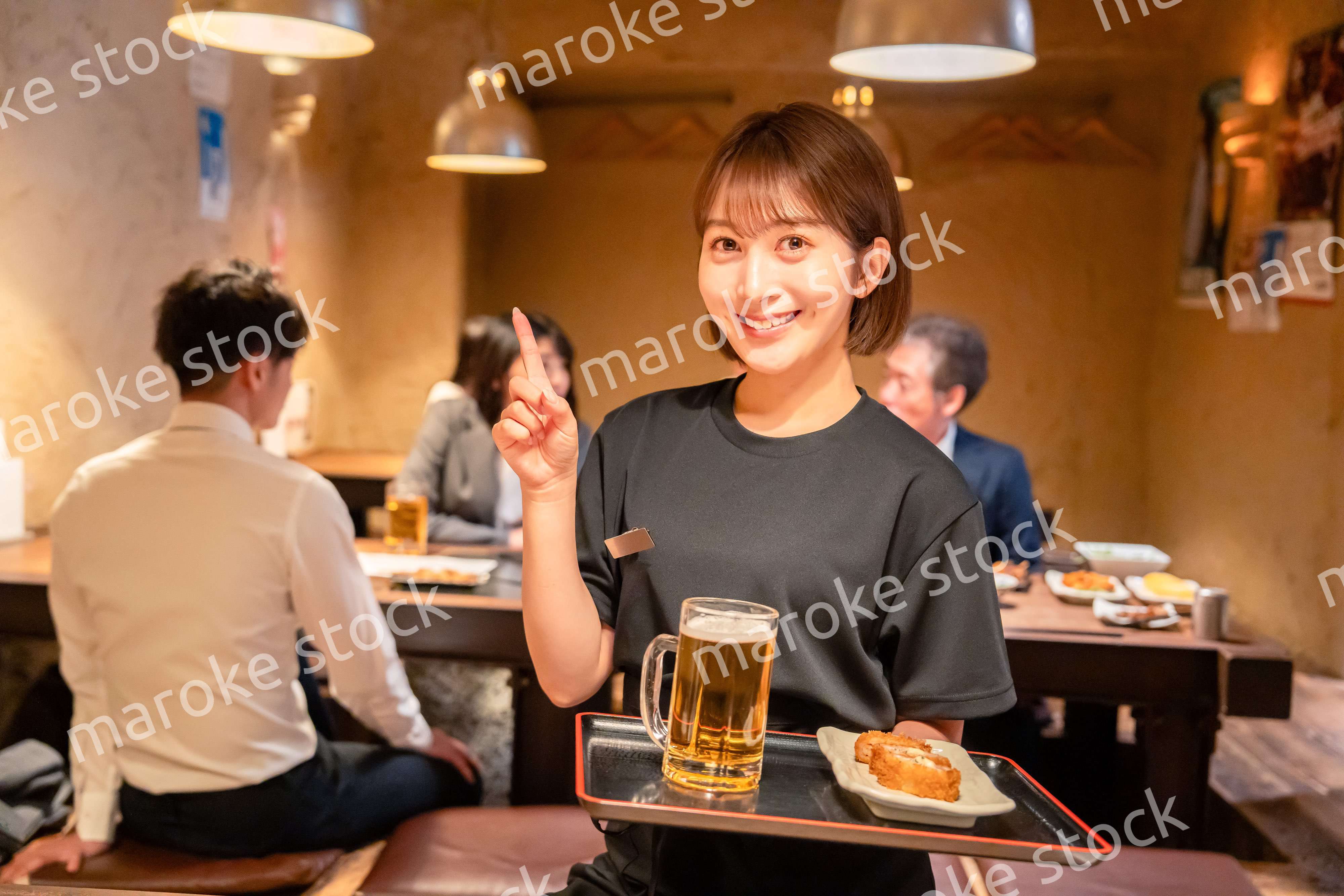 居酒屋のホールで働く若い女性