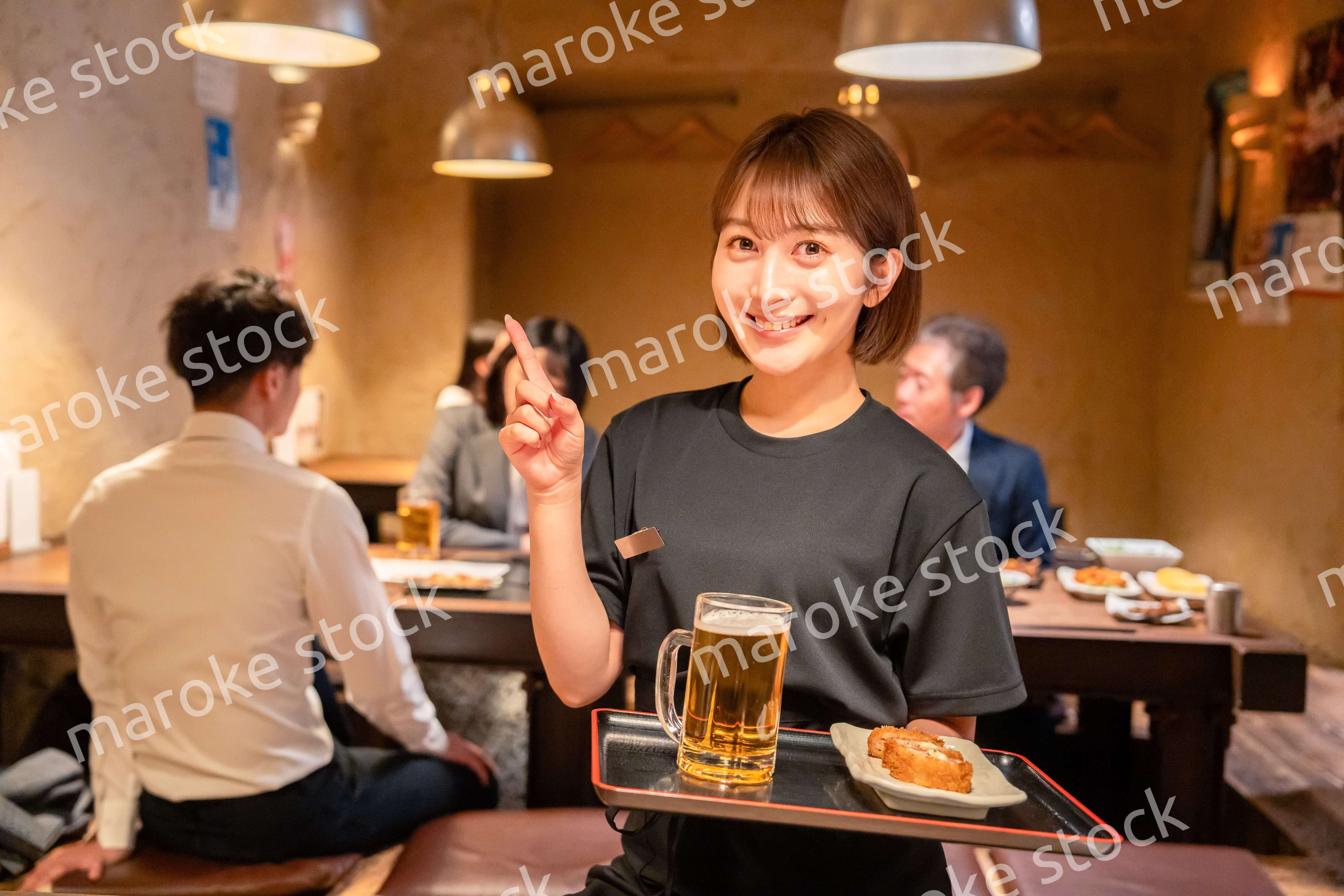 居酒屋のホールで働く若い女性