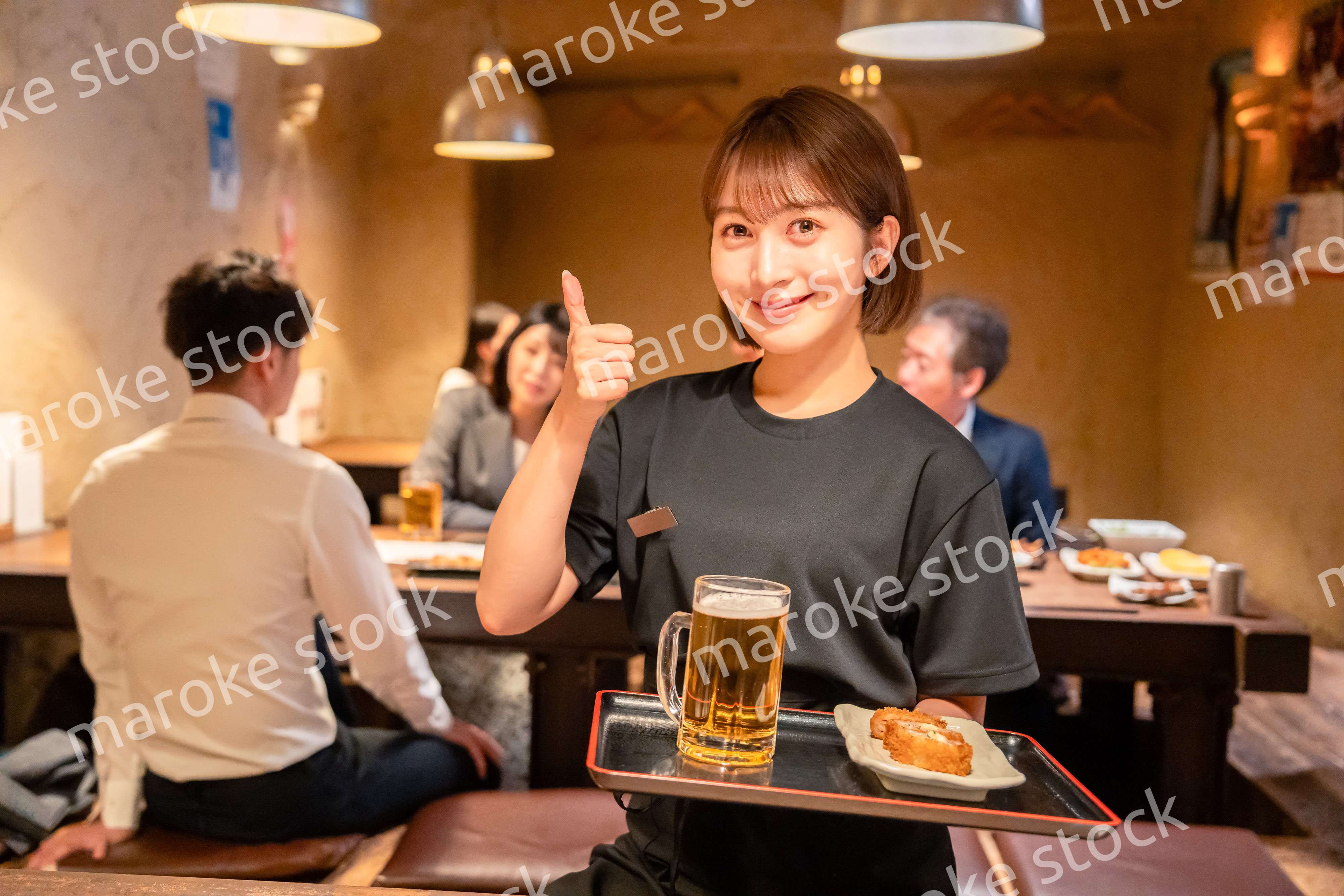 居酒屋のホールで働く若い女性