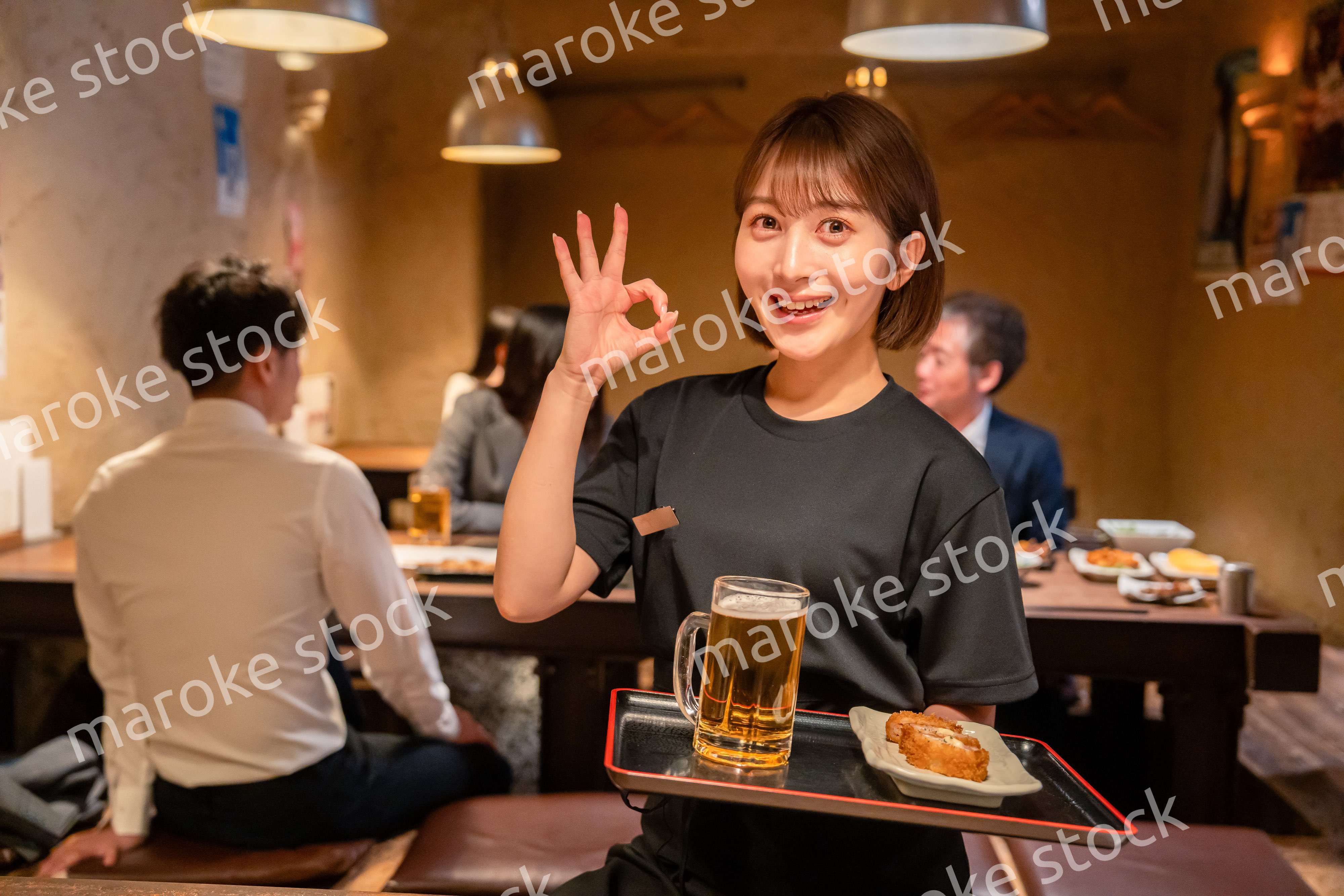 居酒屋のホールで働く若い女性