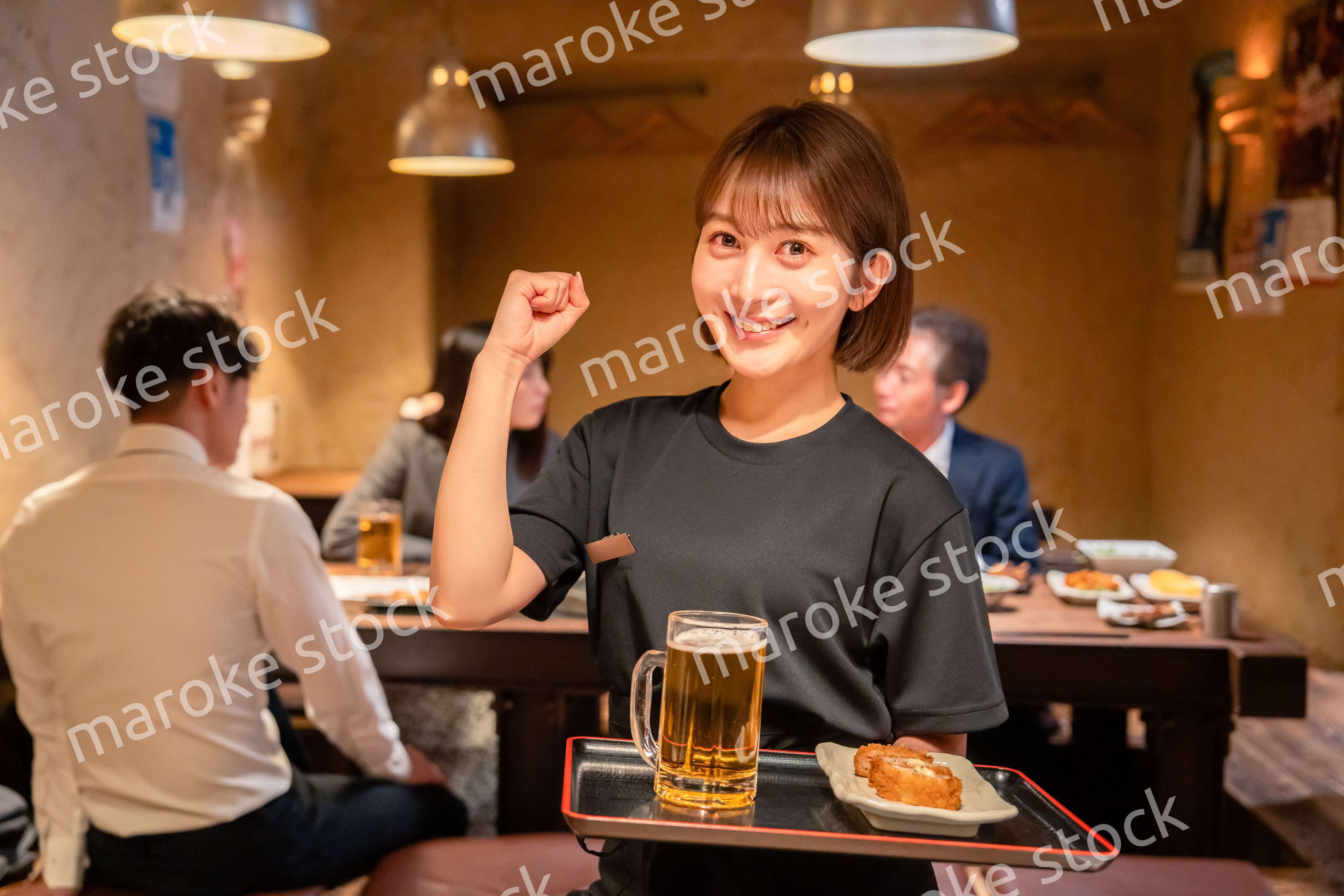 居酒屋のホールで働く若い女性