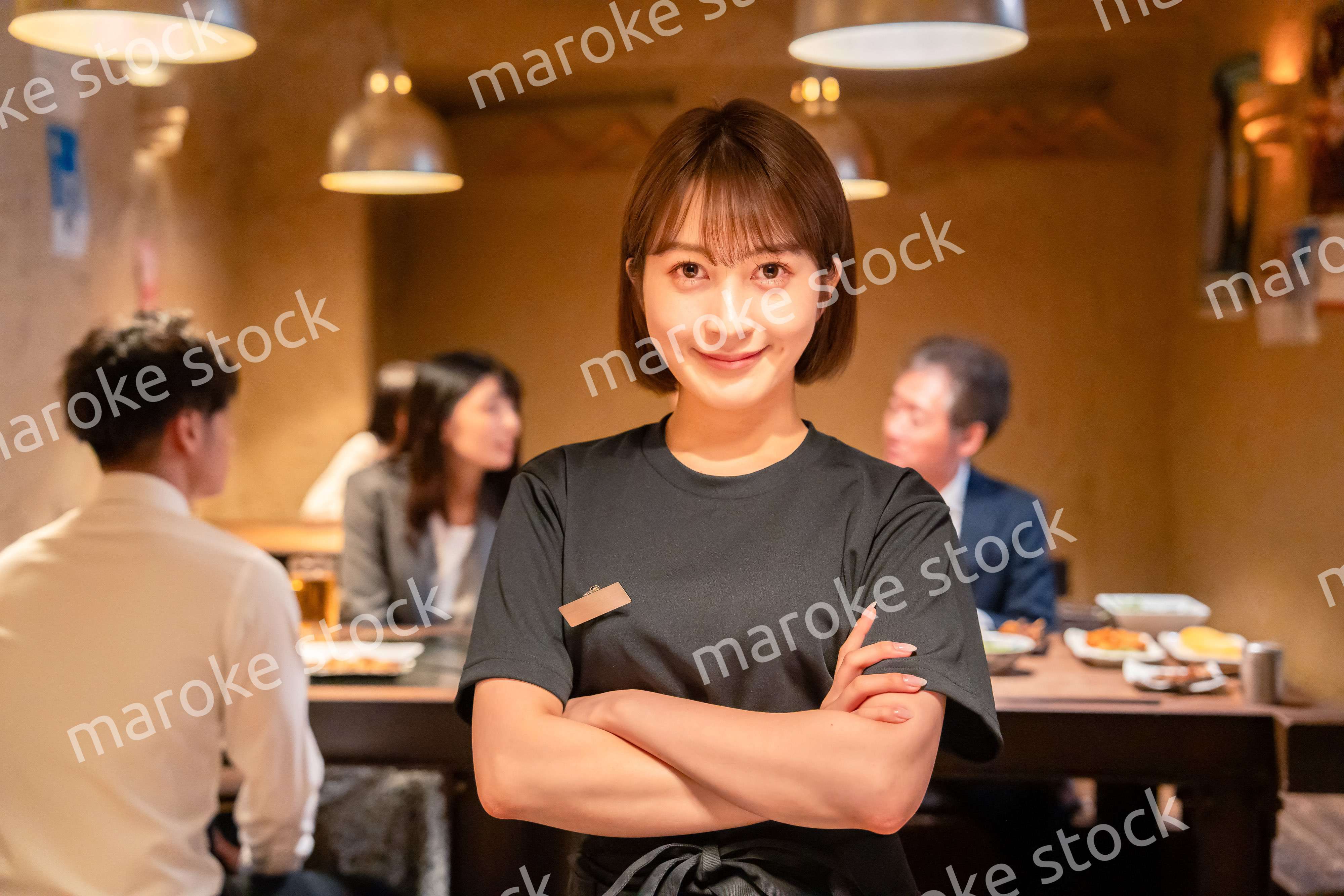 居酒屋のホールで働く若い女性